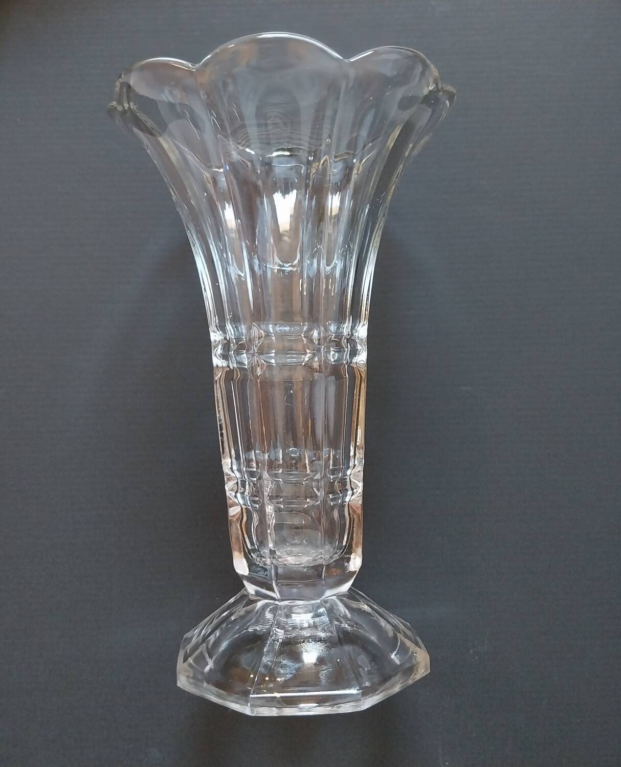 Vase tulipier vintage en verre moulé pressé