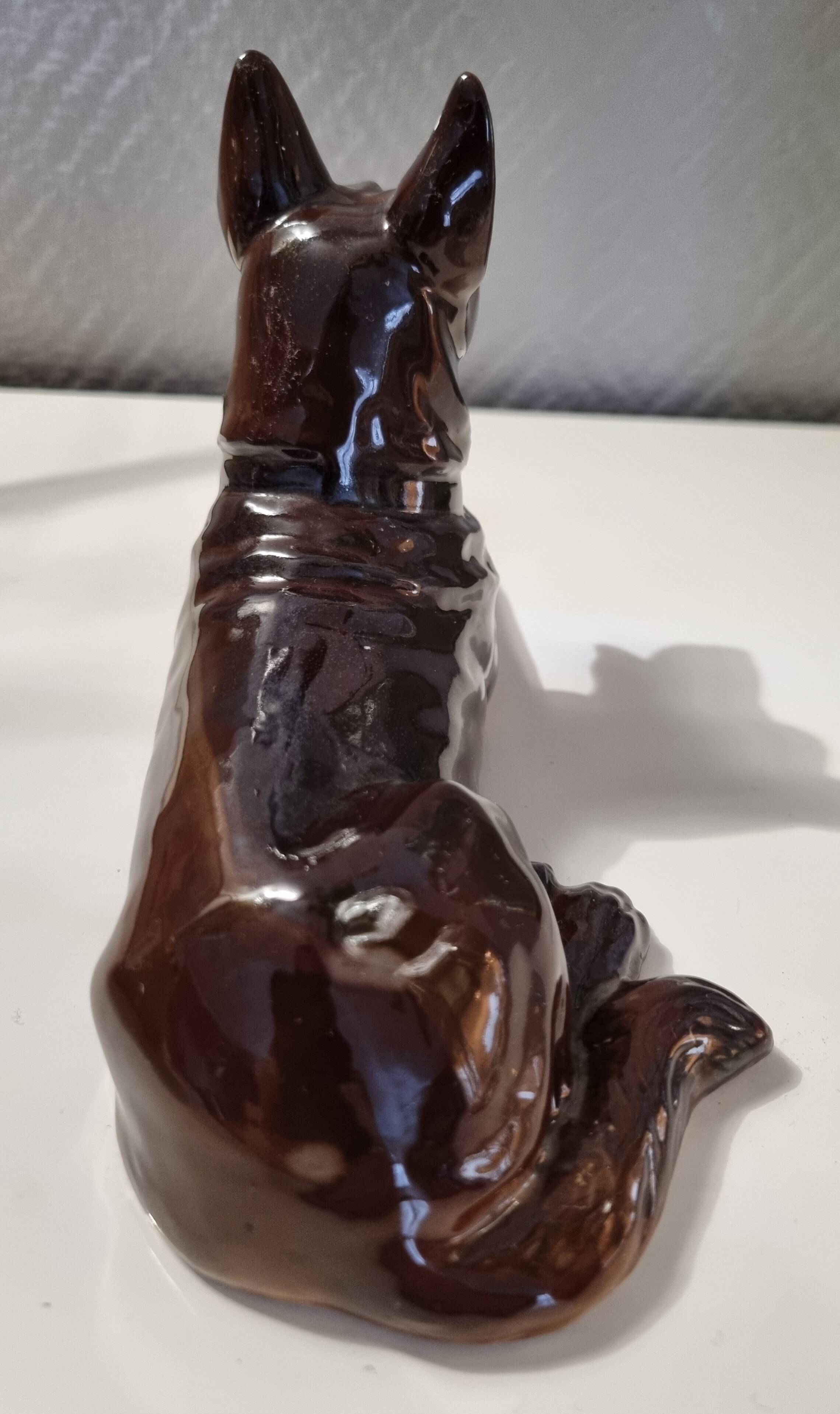 Chien couché émaillé