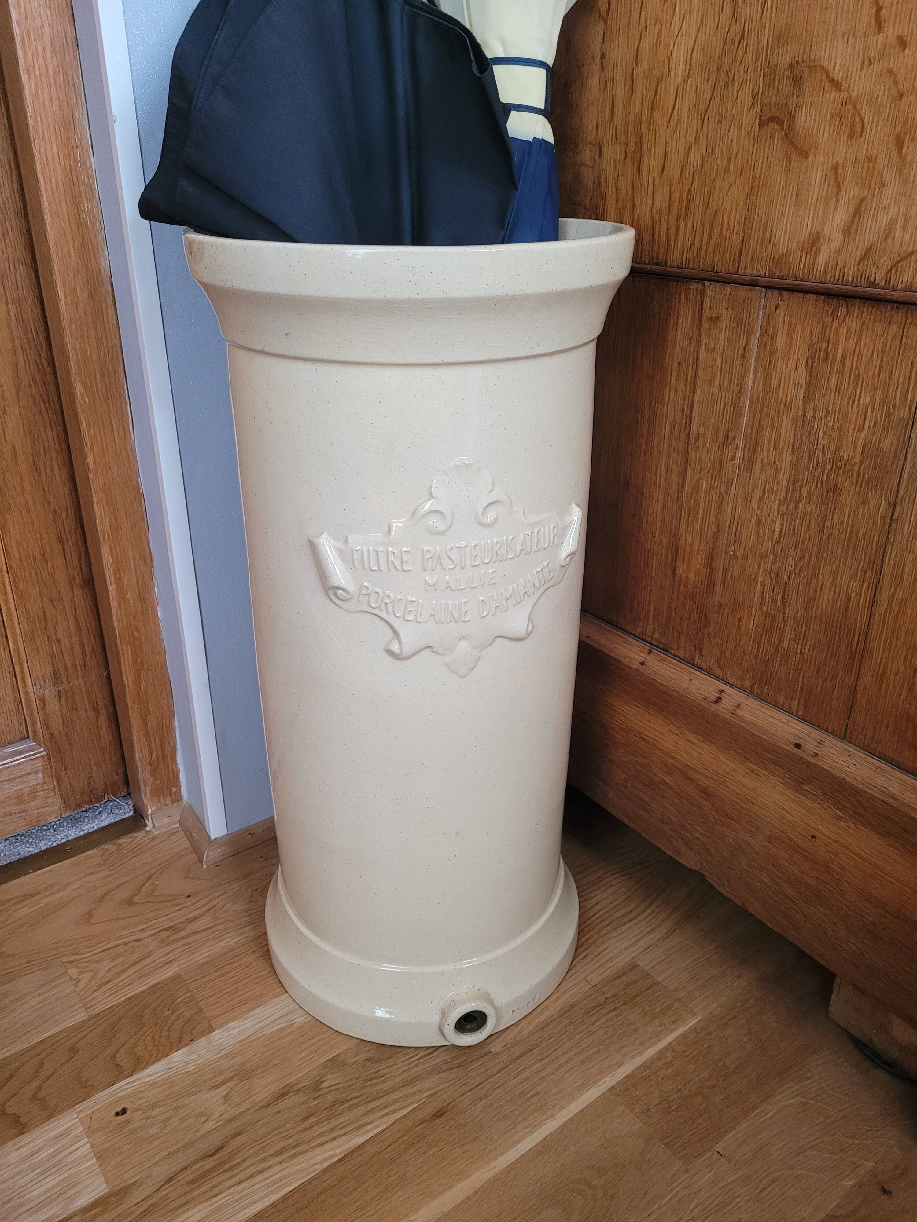 Umbrella door in glazed and vintage porcelain.