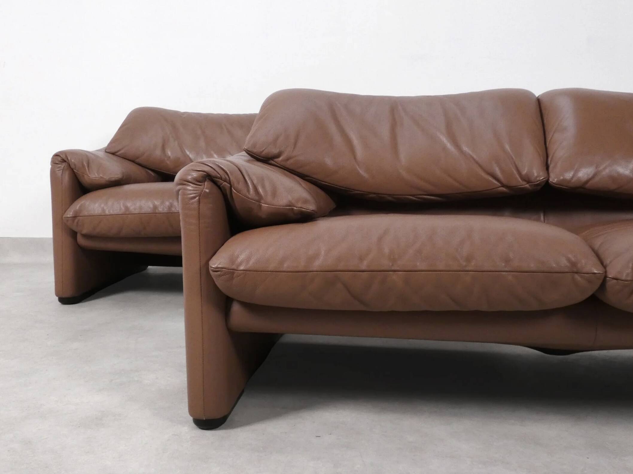 Set of Cassina Maralunga 2 seaters in mocca leather