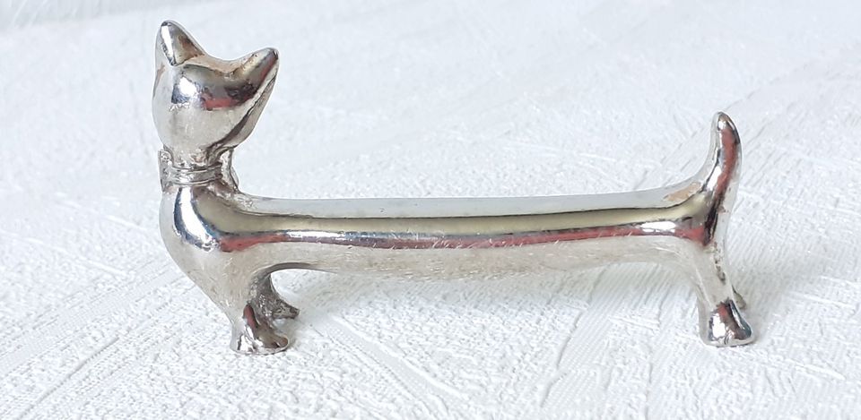 Silver metal dogs, 12 knife holders excellent condition