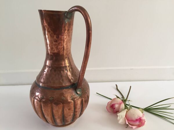 Vase forme pichet en cuivre martelé