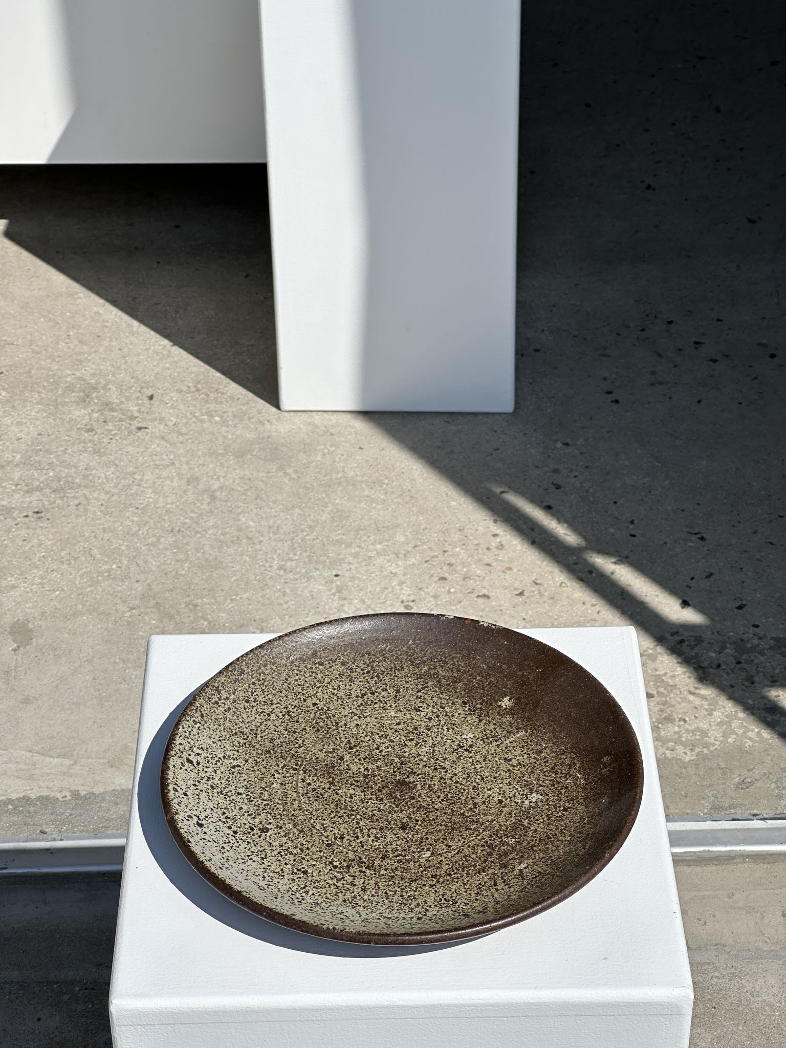 Plat en céramique vert indonésien D:26,5