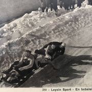 Cadre en bois sculpté et image ancienne « Bobsleigh à Leysin »