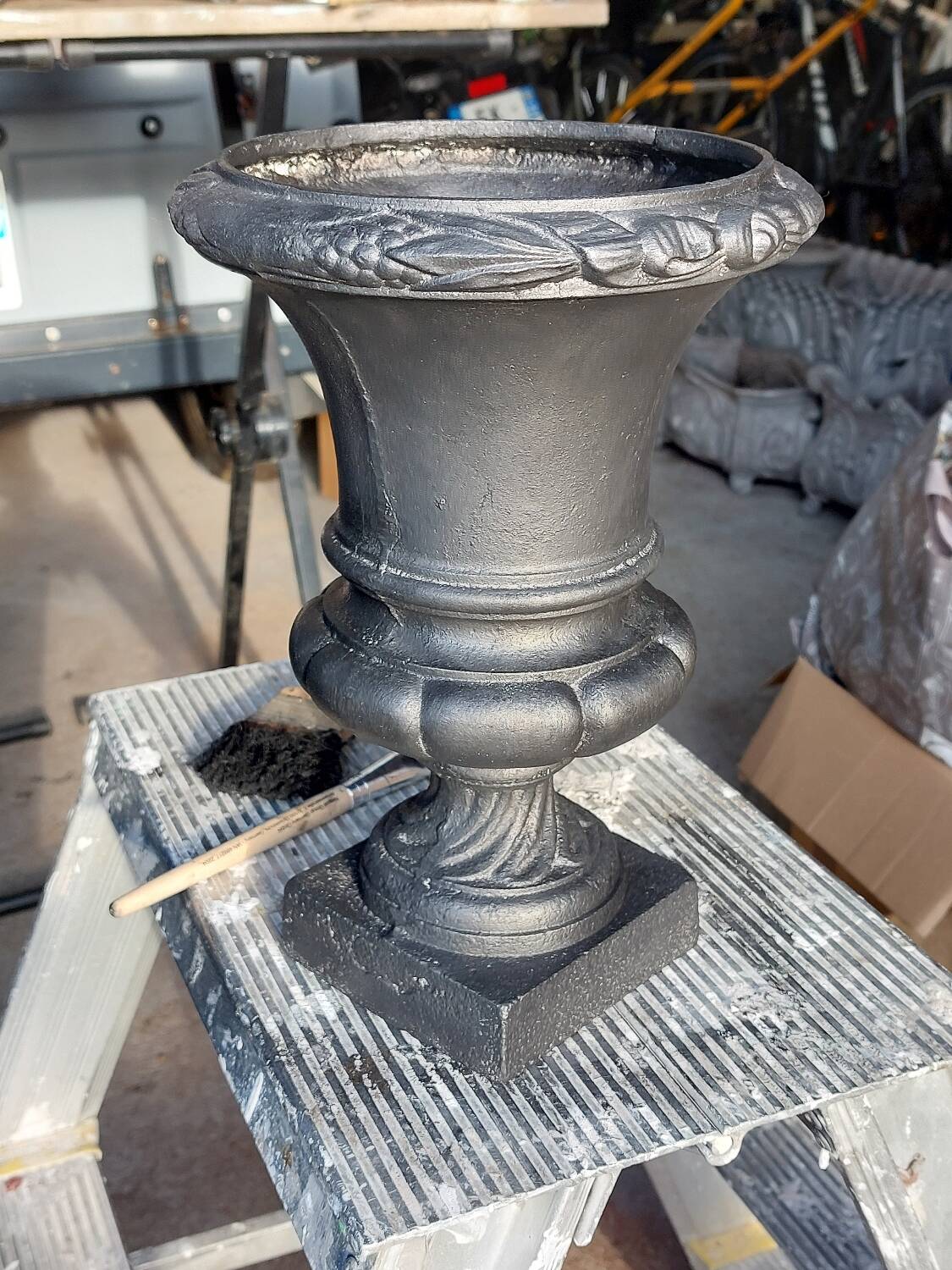 Vase medicis en fonte