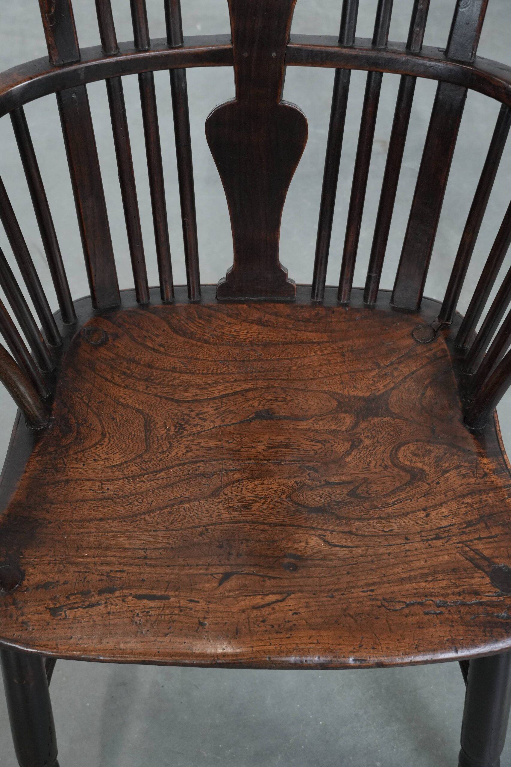 Antique English Windsor chair from the 18th century with spindled backrest