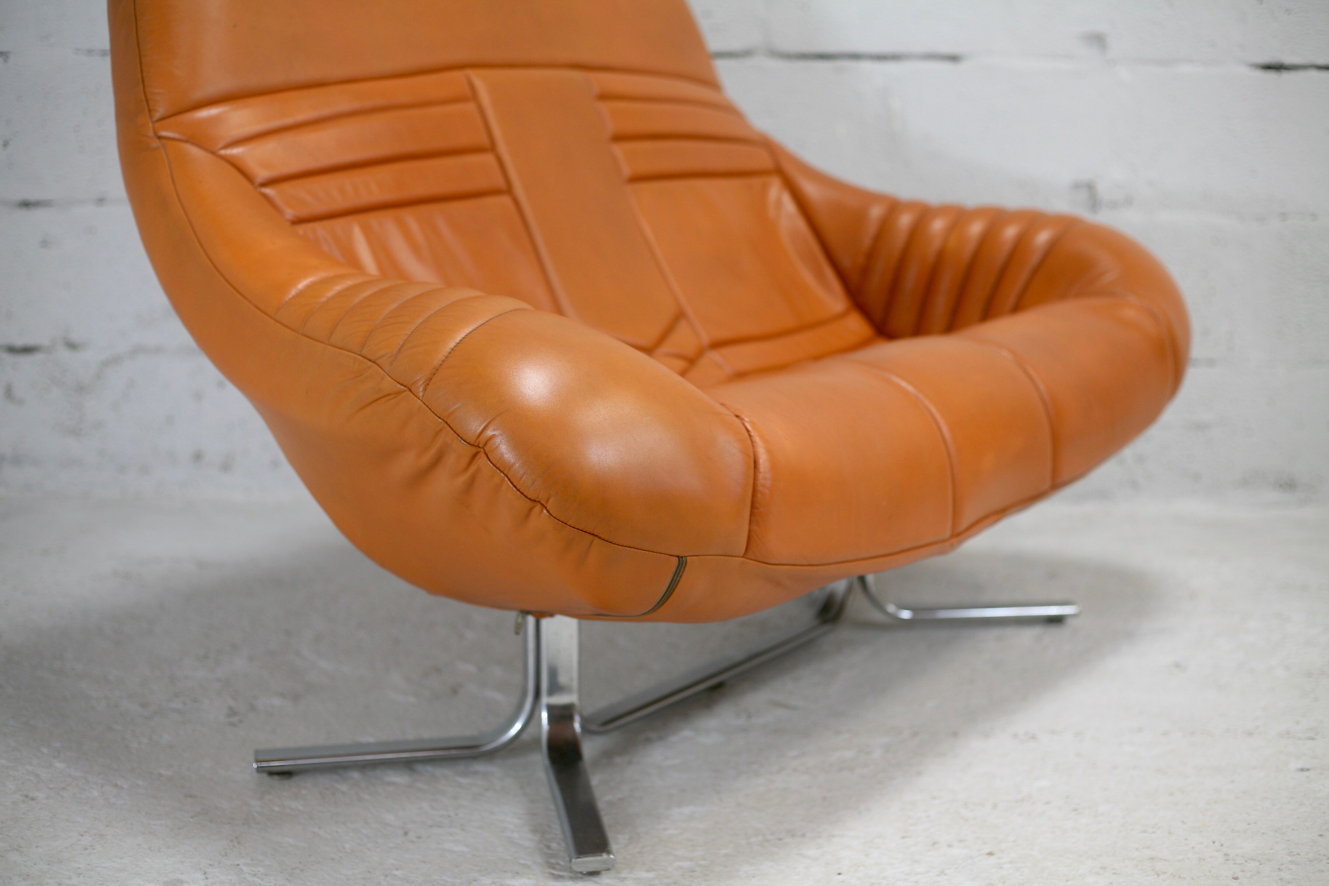Sofa "space age". Leather, fiberglass, foam, steel. Circa 1970. Orange.