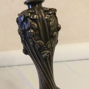 Bougeoir en bronze argenté double étage finement décoré