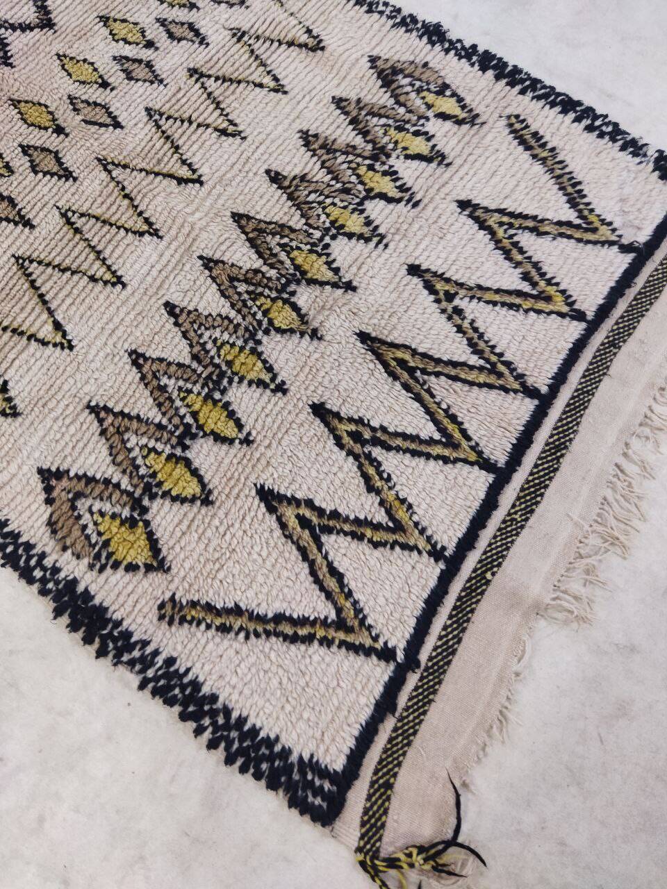 Handcrafted Moroccan Berber Rug 186 X 118 CM