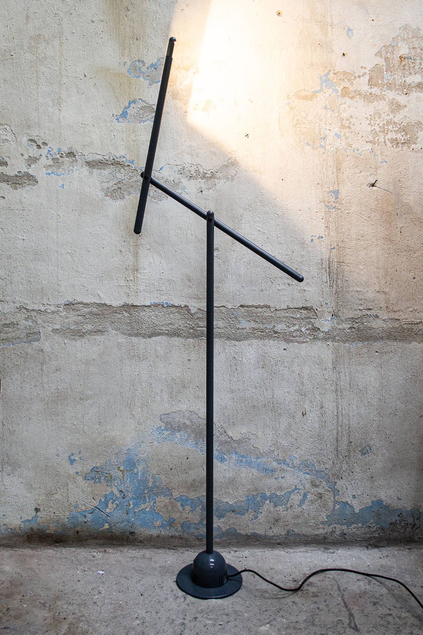 Lampada da terra postmoderna "Mira" di Mario Arnaboldi per Programmaluce 1983
