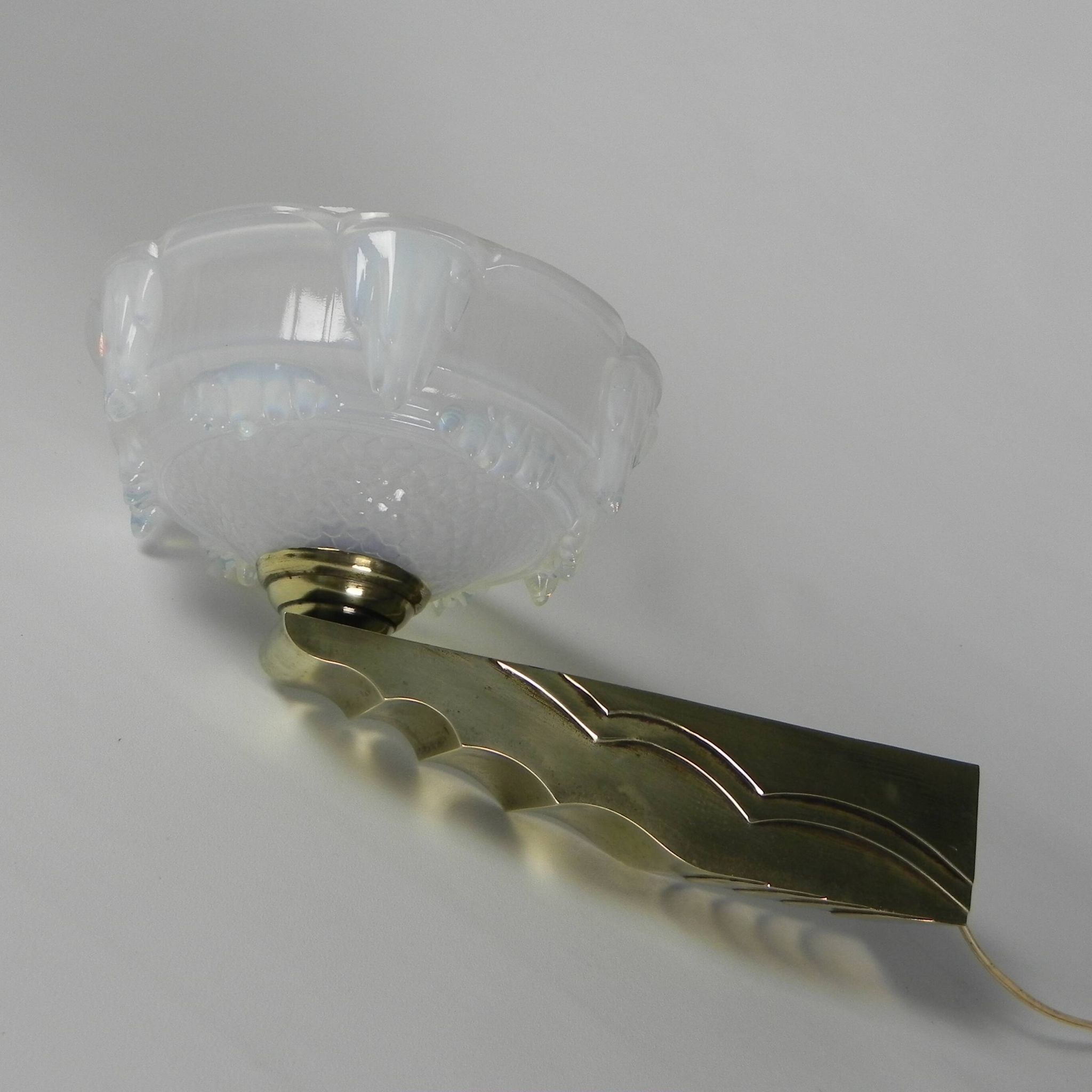 Applique Art Déco en verre opalescent, années 30