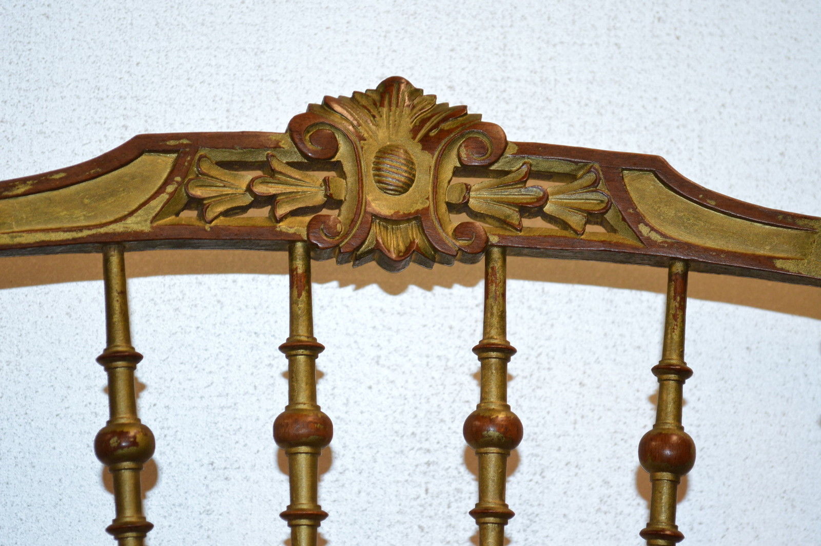 2 chaises en bois doré