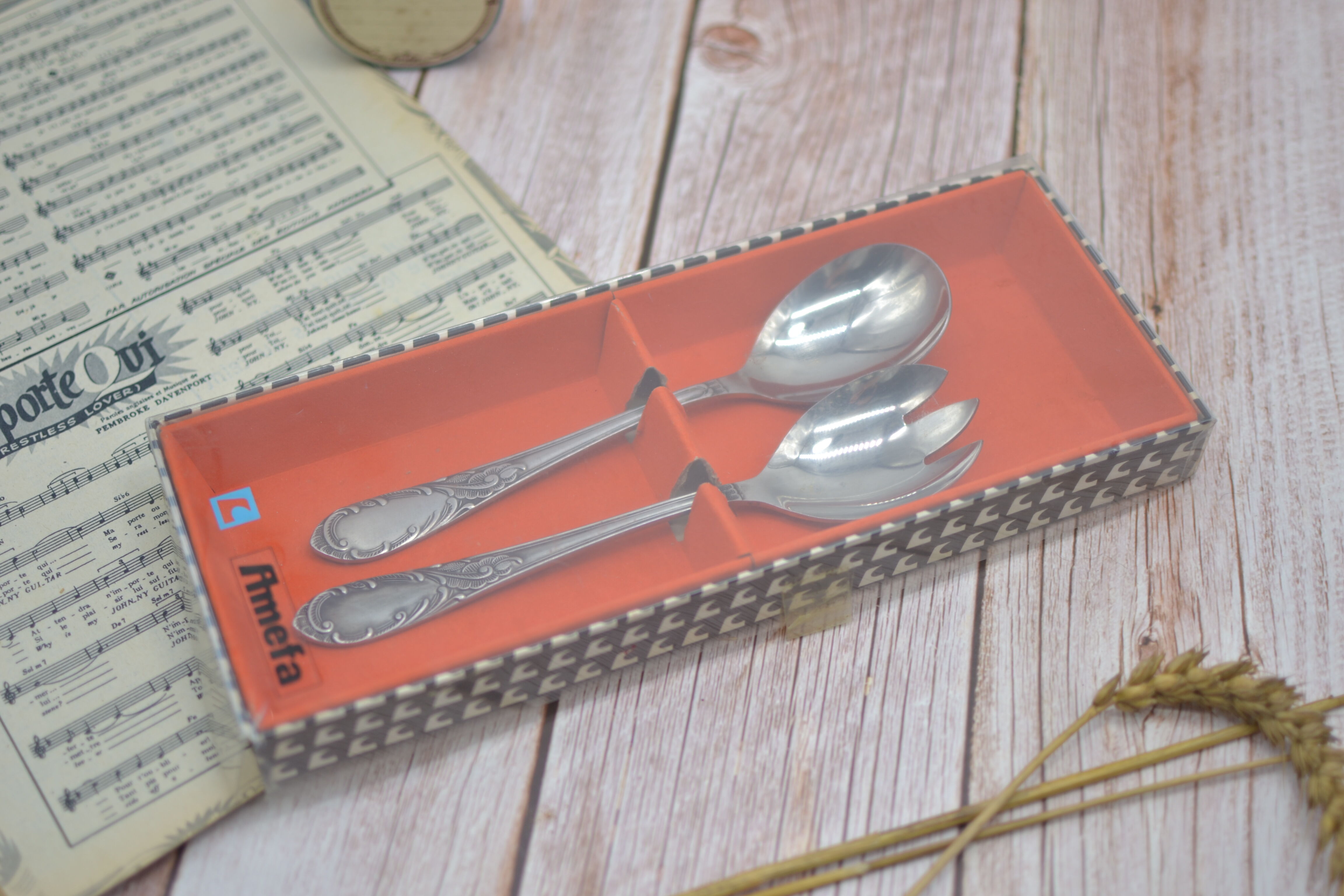 Anciens couverts à salade, en métal, dans leur étui Amefa