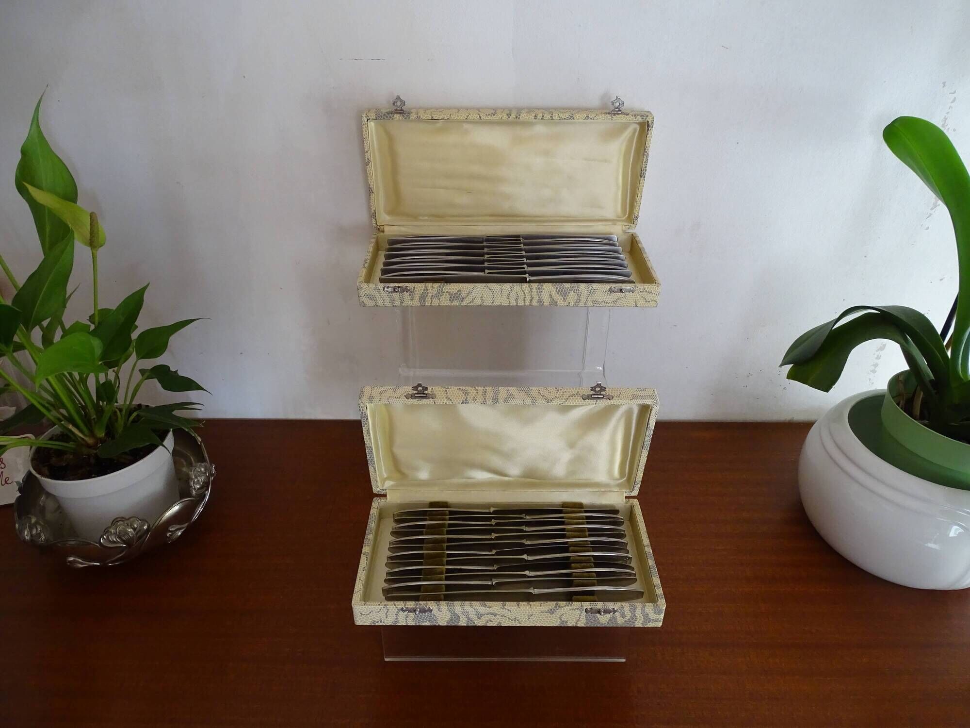 24 Art Deco style stainless steel knives - 12 desserts and 12 cheeses - In boxes