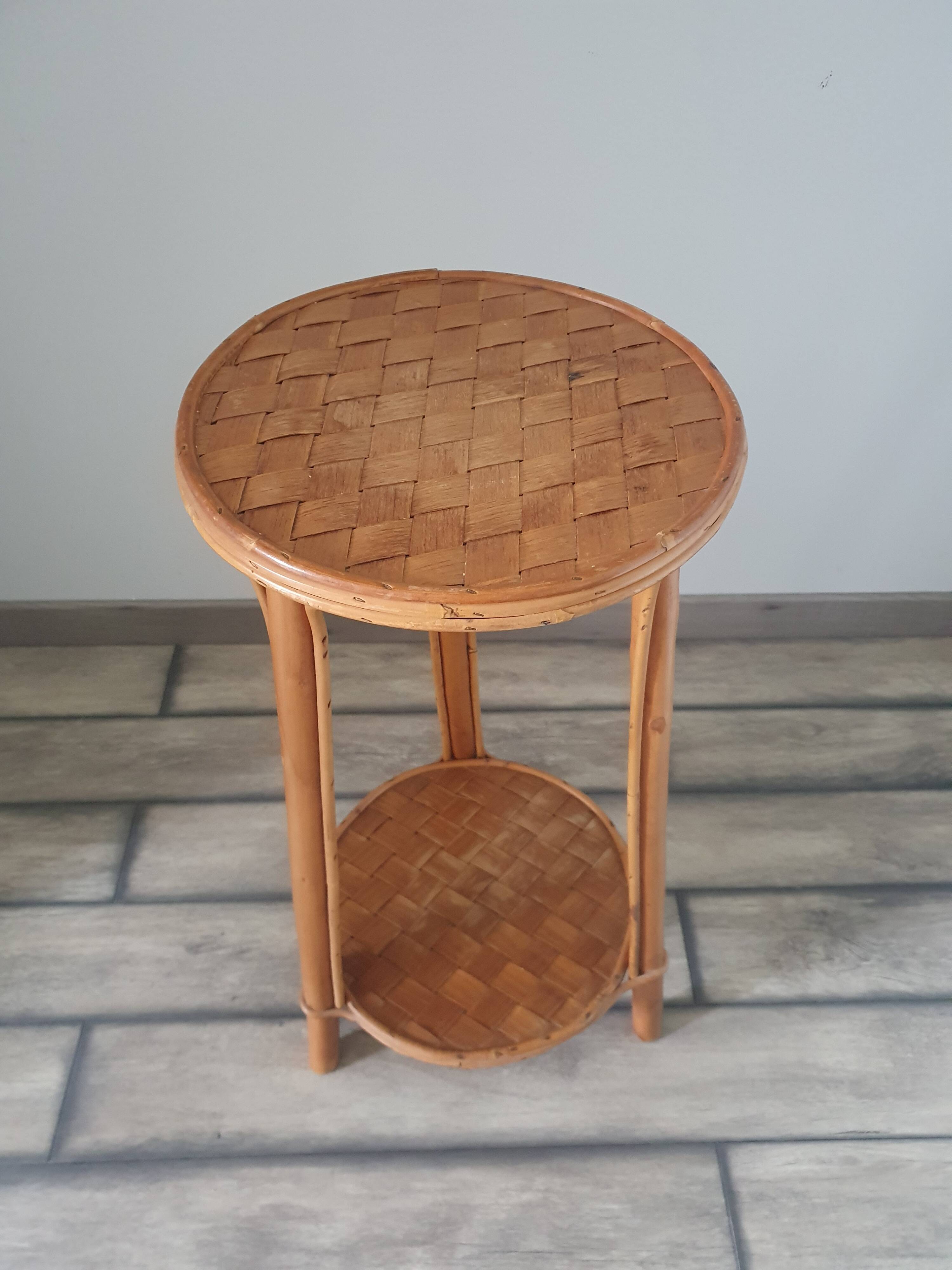 Pedestal table