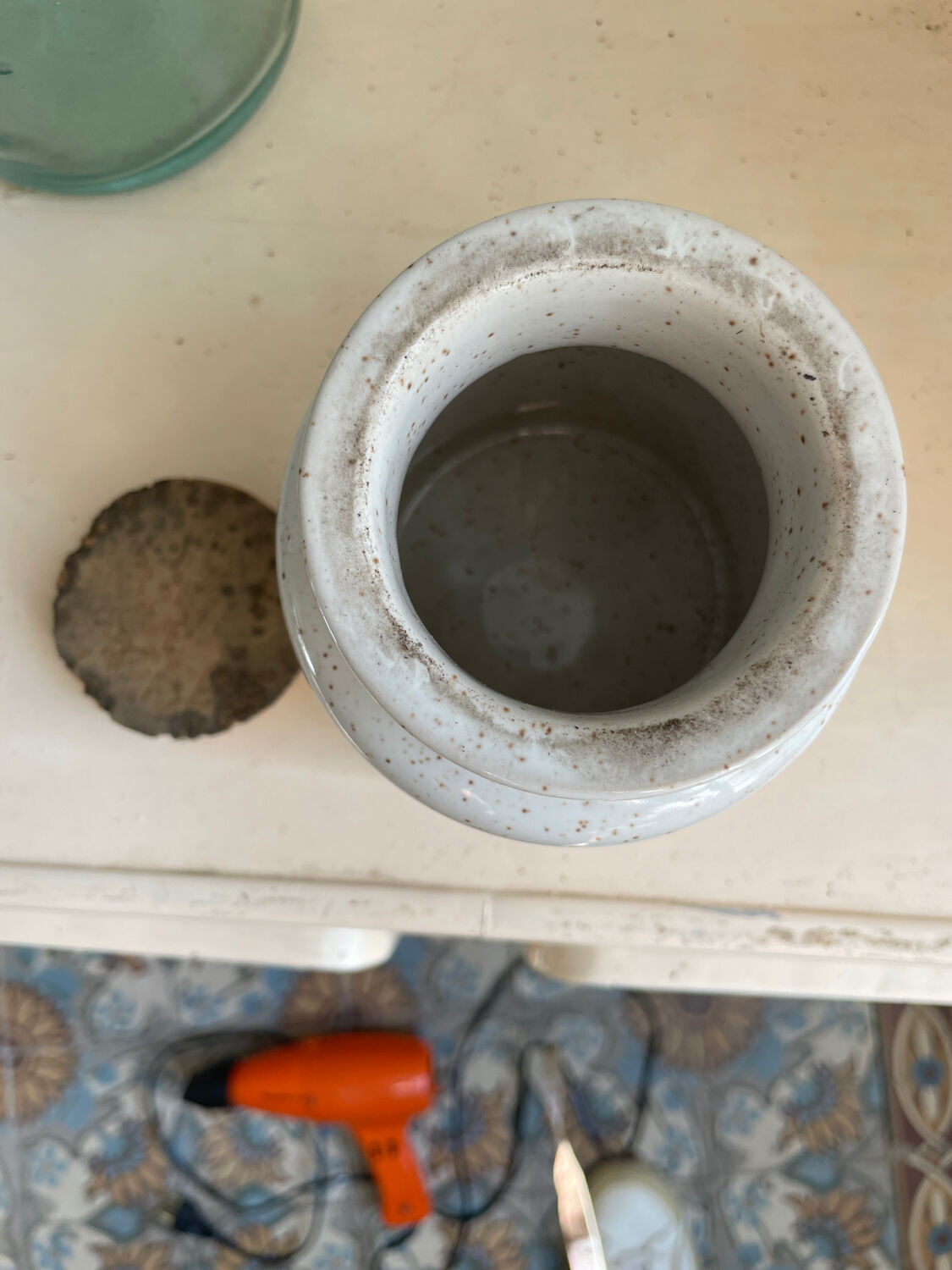 Speckled sandstone pot