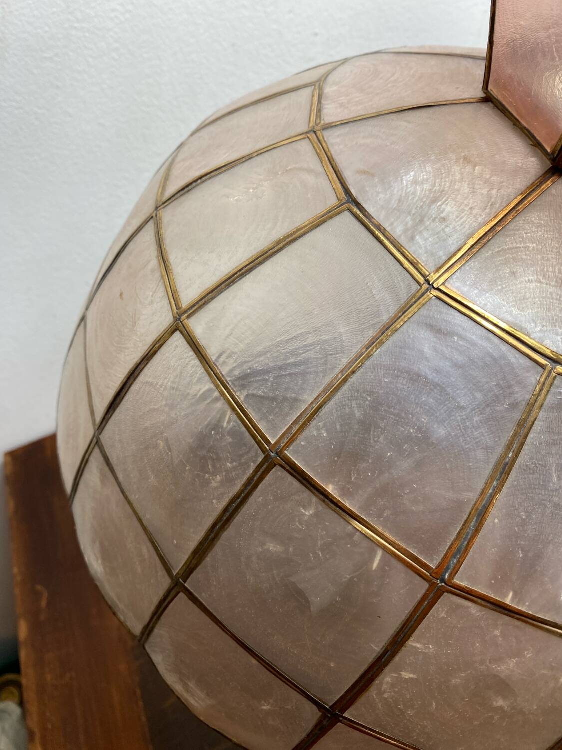 Suspension en nacre et laiton, années 70