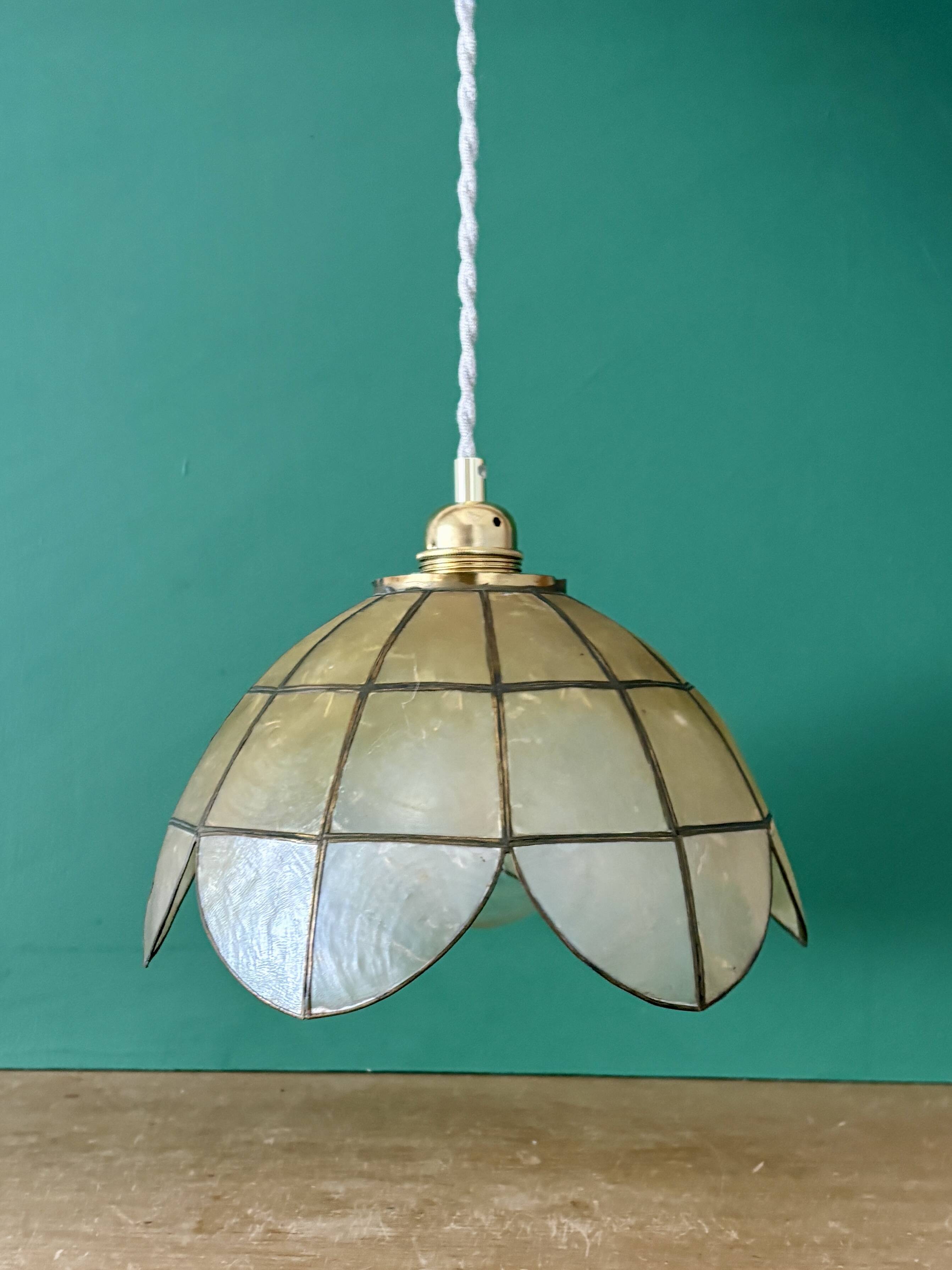 Vintage pendant light in mother-of-pearl and brass