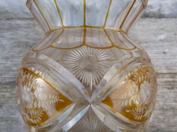 Vase ancien bicolore en cristal de Lorraine taillé
