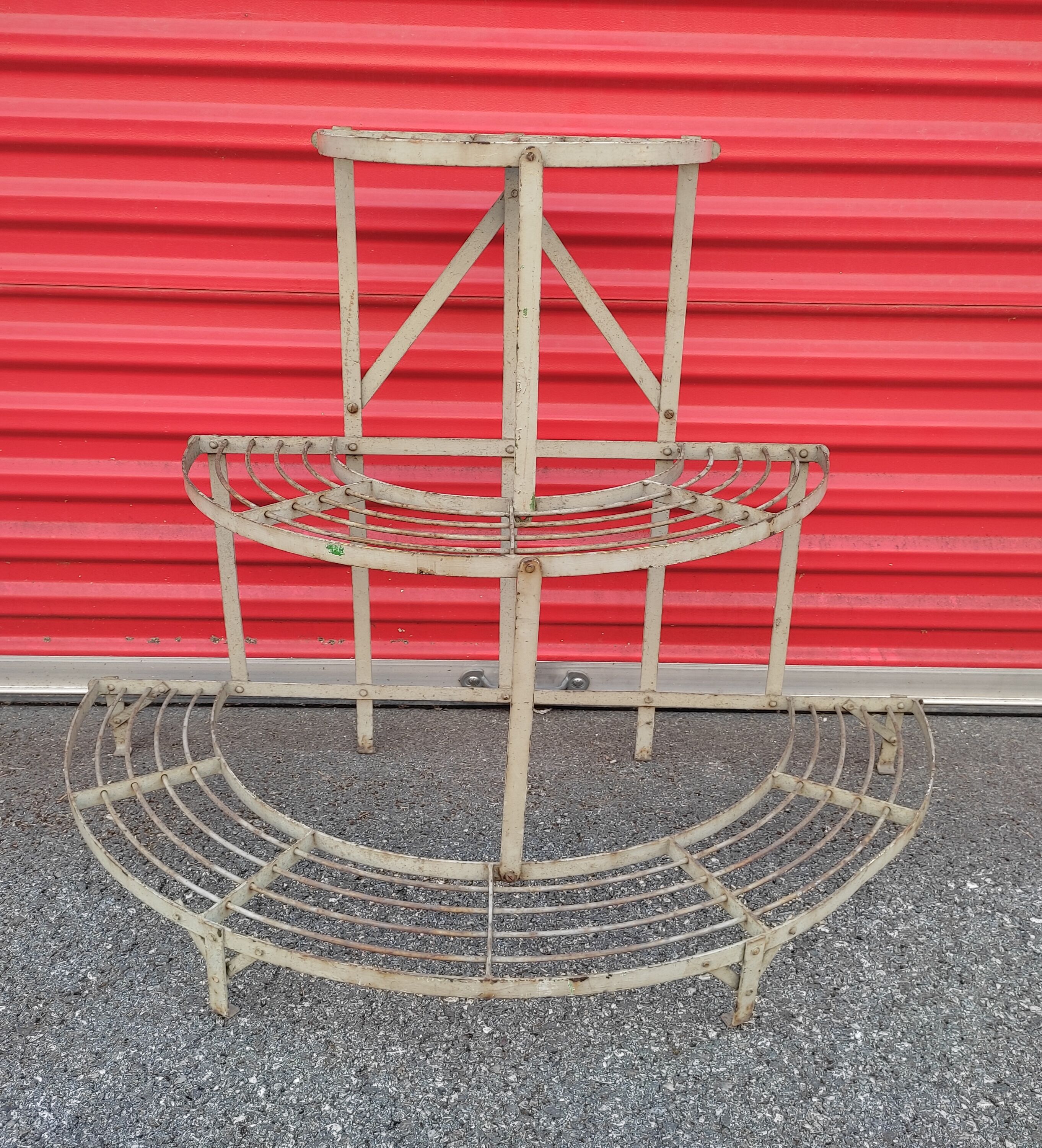 Half-moon plant holder