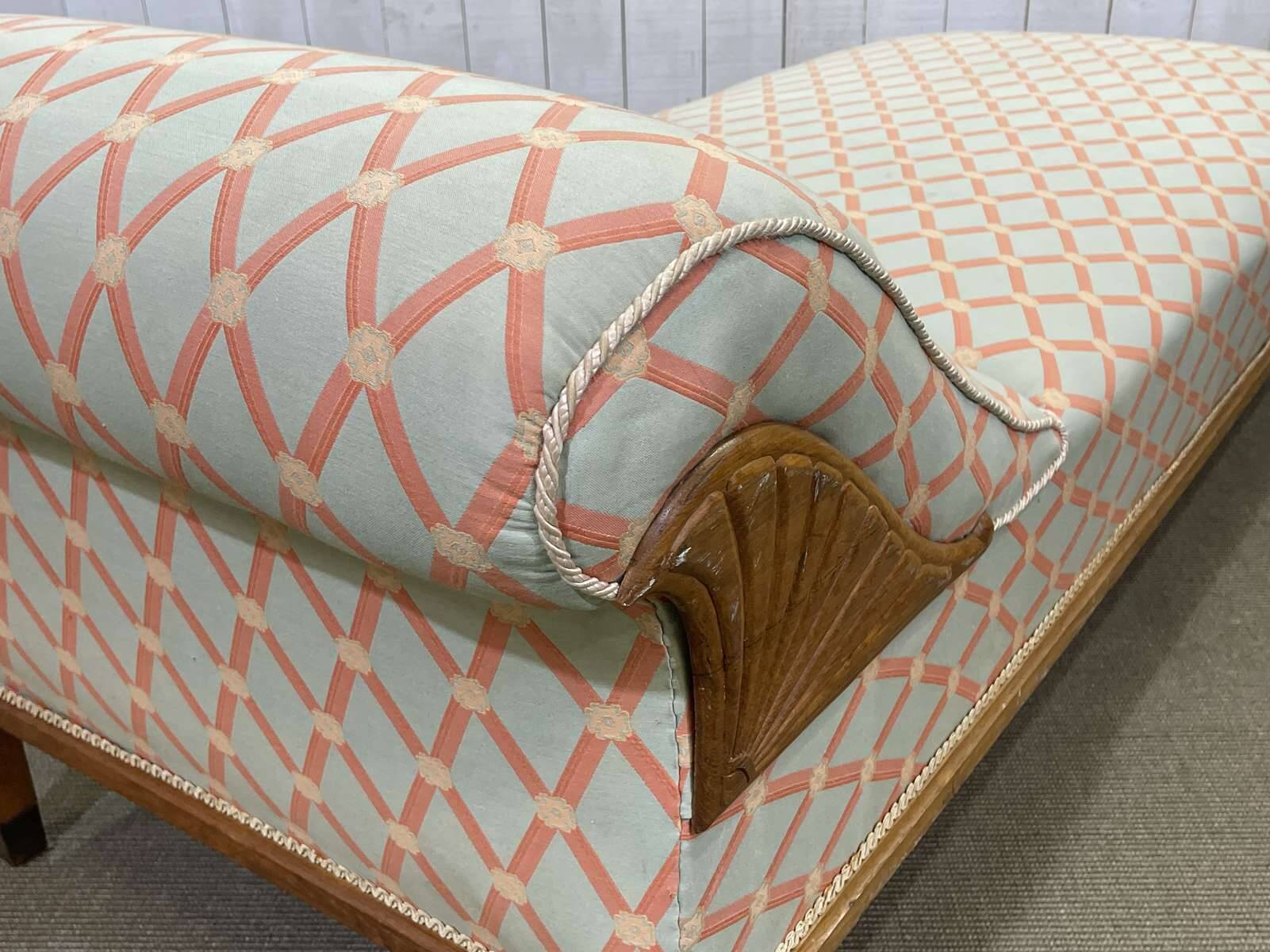 Lit de repos anglais début XXème en chêne, quelques tâches sur le tissu