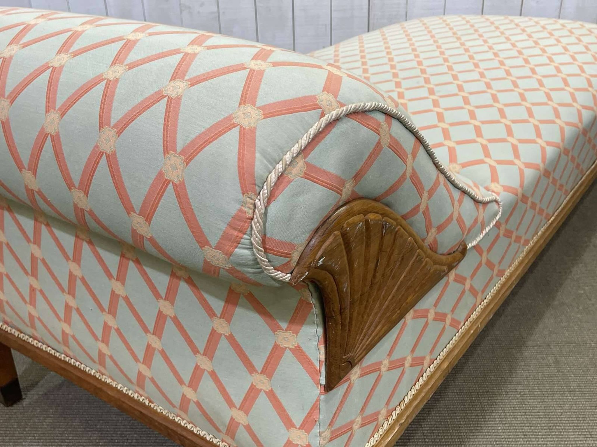 English daybed from the early 20th century in oak, some stains on the fabric