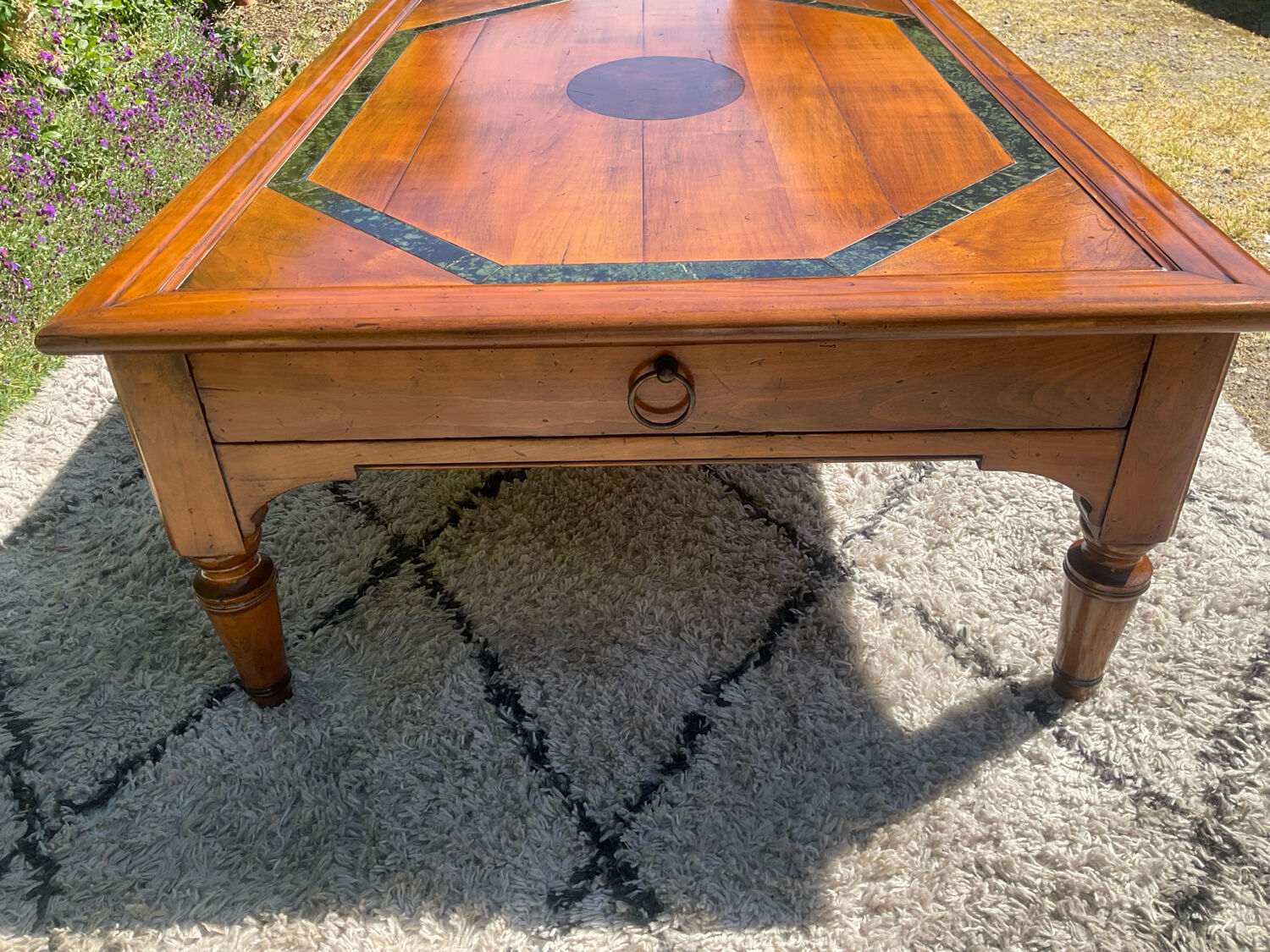 Tale basse vintage en bois massif et marqueterie de marbre