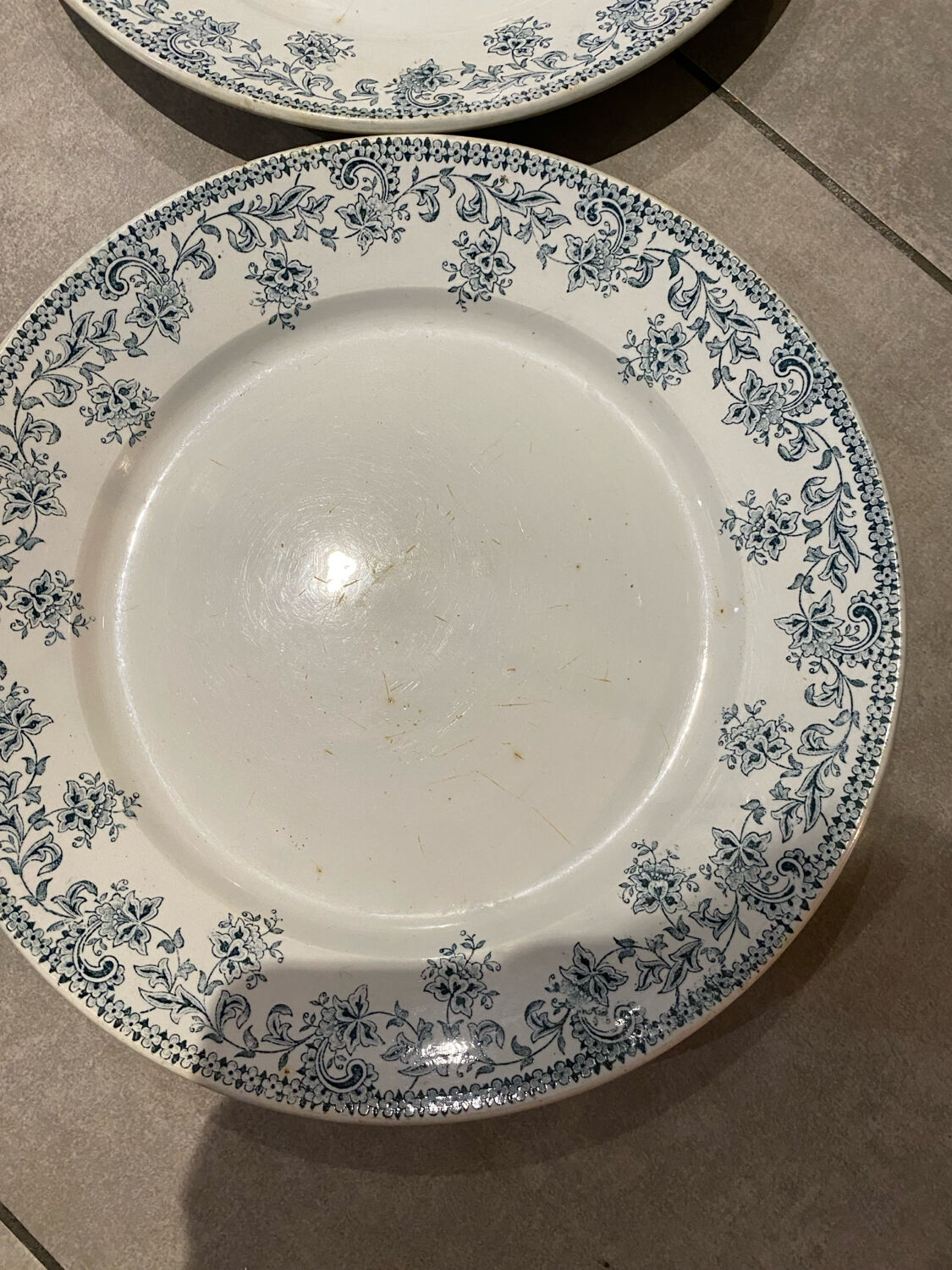 2 plats de présentation en terre de fer