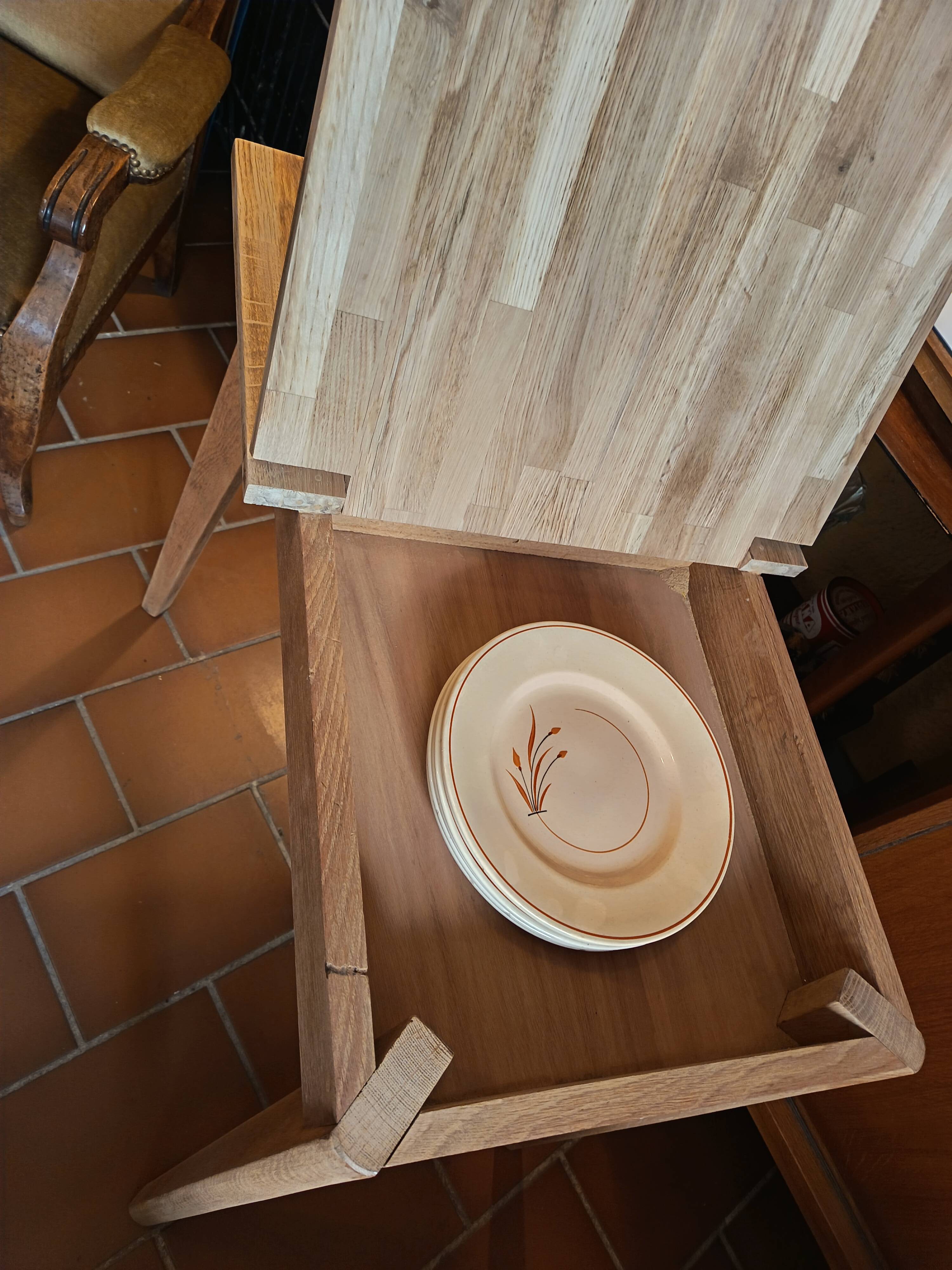 Scandinavian table with a system