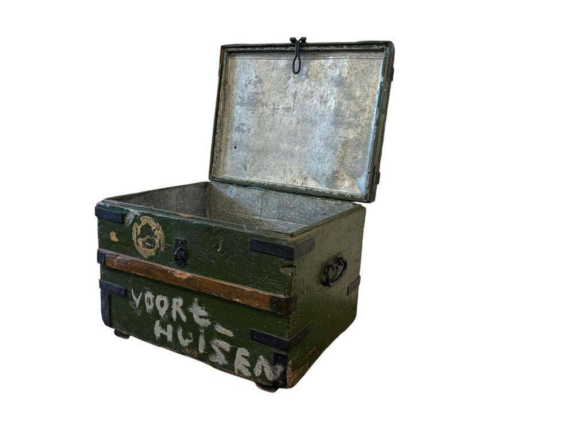 Coffre de voyage industriel vintage en bois vert