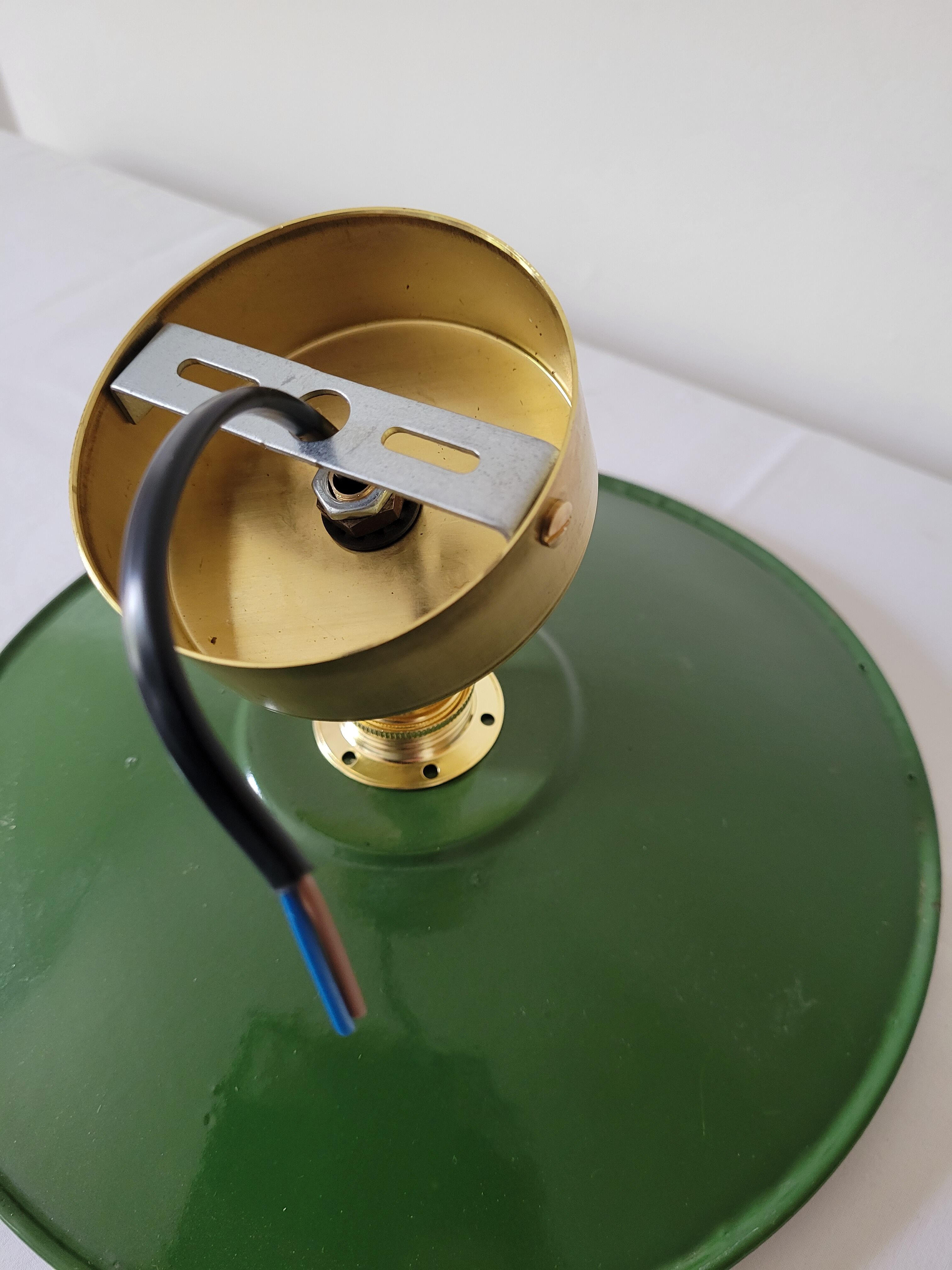 Otientable brass wall lamp and enamelled sheet metal