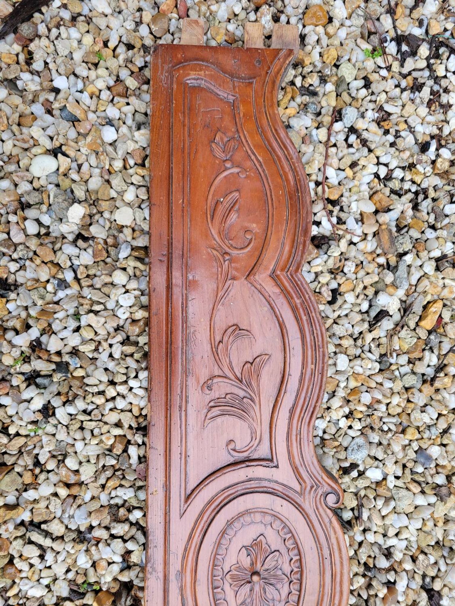 Fronton en bois sculpté vers 1800