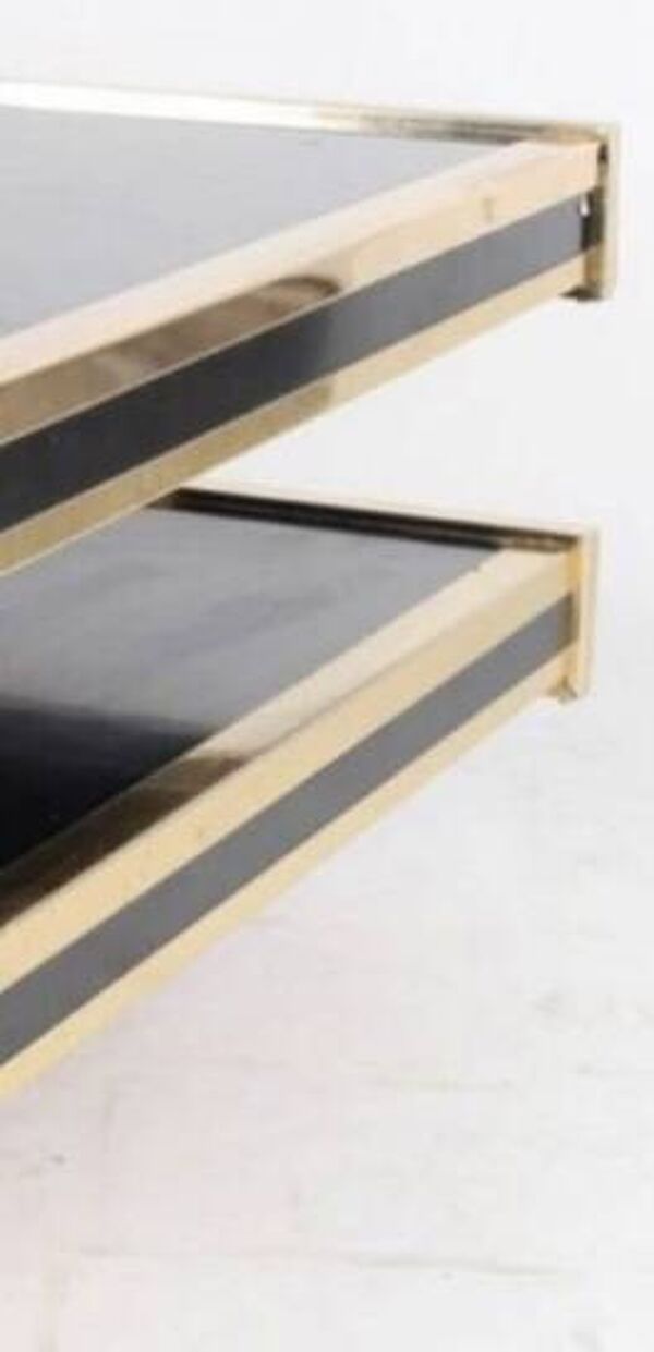 Table basse en laiton et verre laqué, table circa de 1979