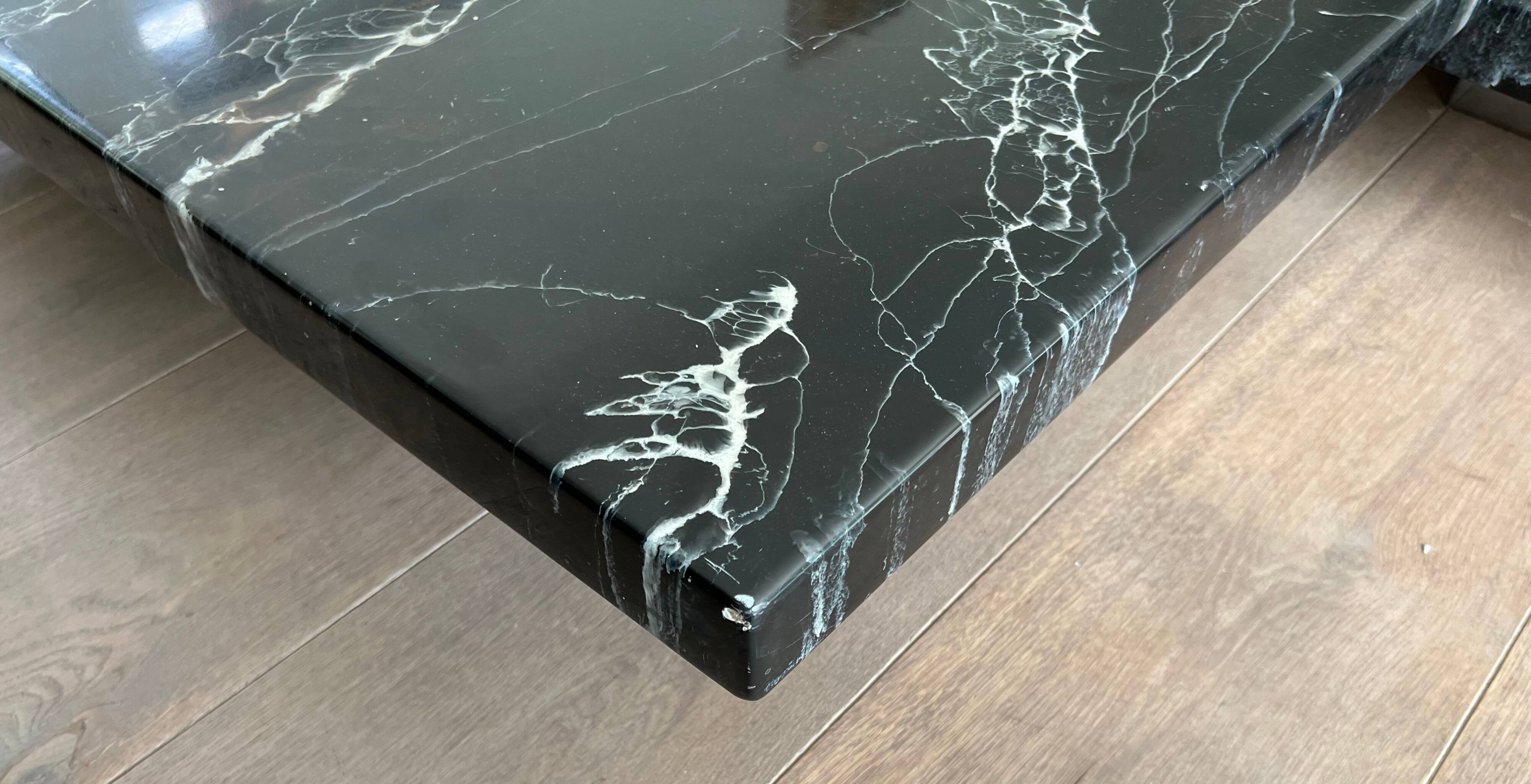 Table basse composée de deux tables design en faux marbre reposant sur piètements chromés de Willy Rizzo