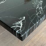 Table basse composée de deux tables design en faux marbre reposant sur piètements chromés de Willy Rizzo