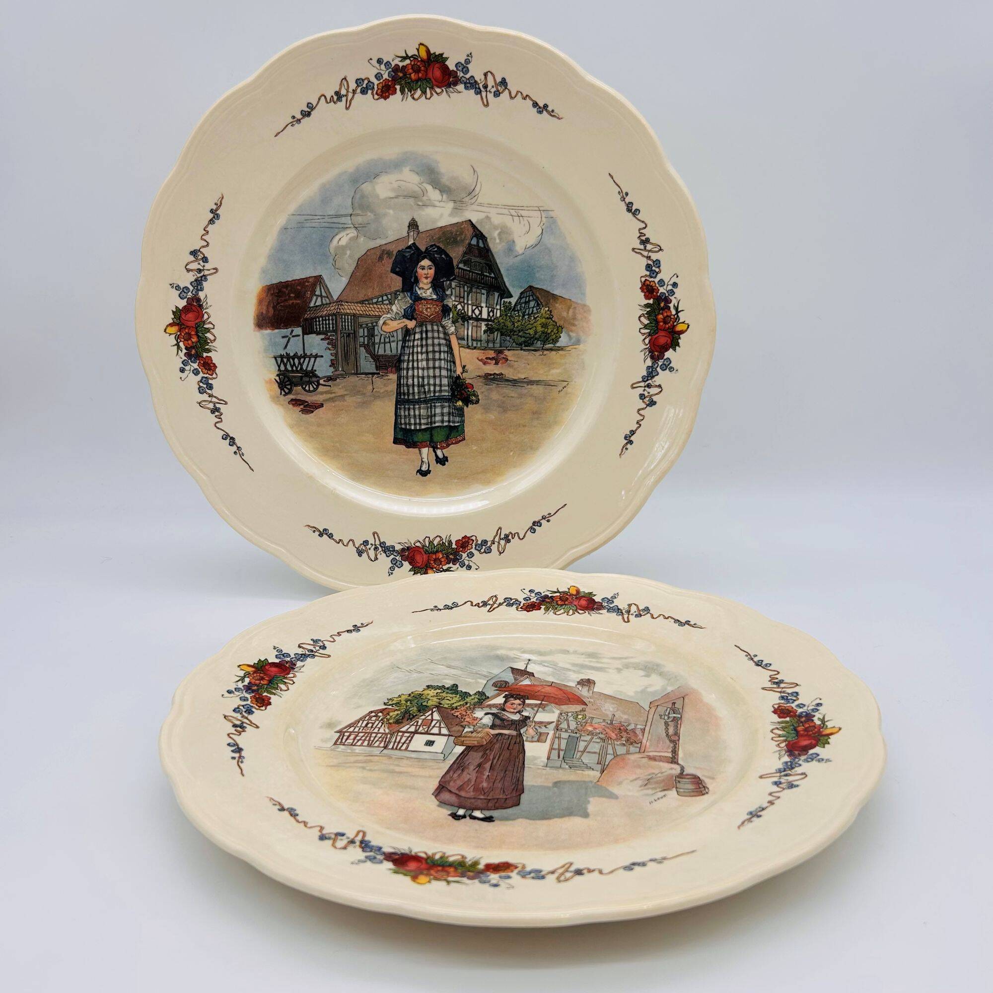 Set of 2 "Obernai" dishes from the Sarreguemines pottery.