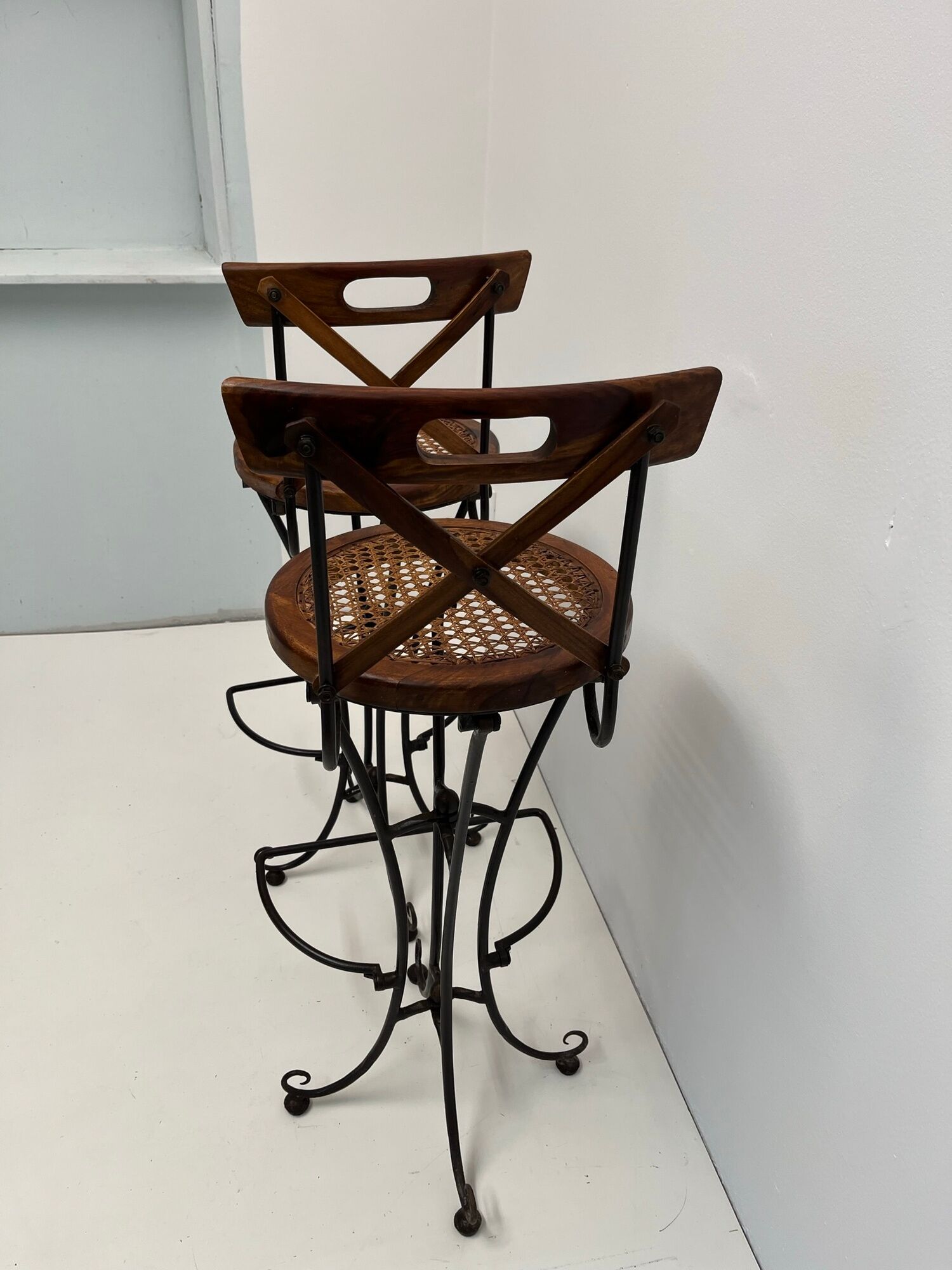 Paire de tabourets de bar vintage en bois et fer forgé avec assises cannées