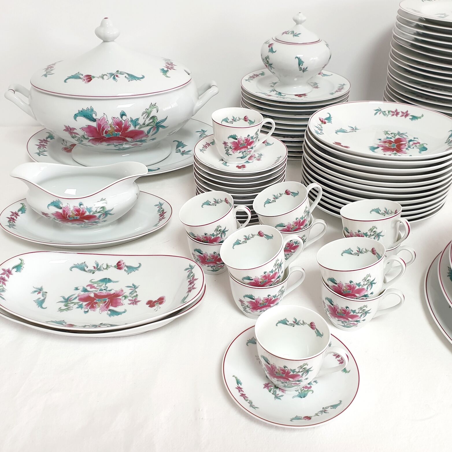 Limoges Bernardaud "Lhasa" porcelain table service 82 pieces