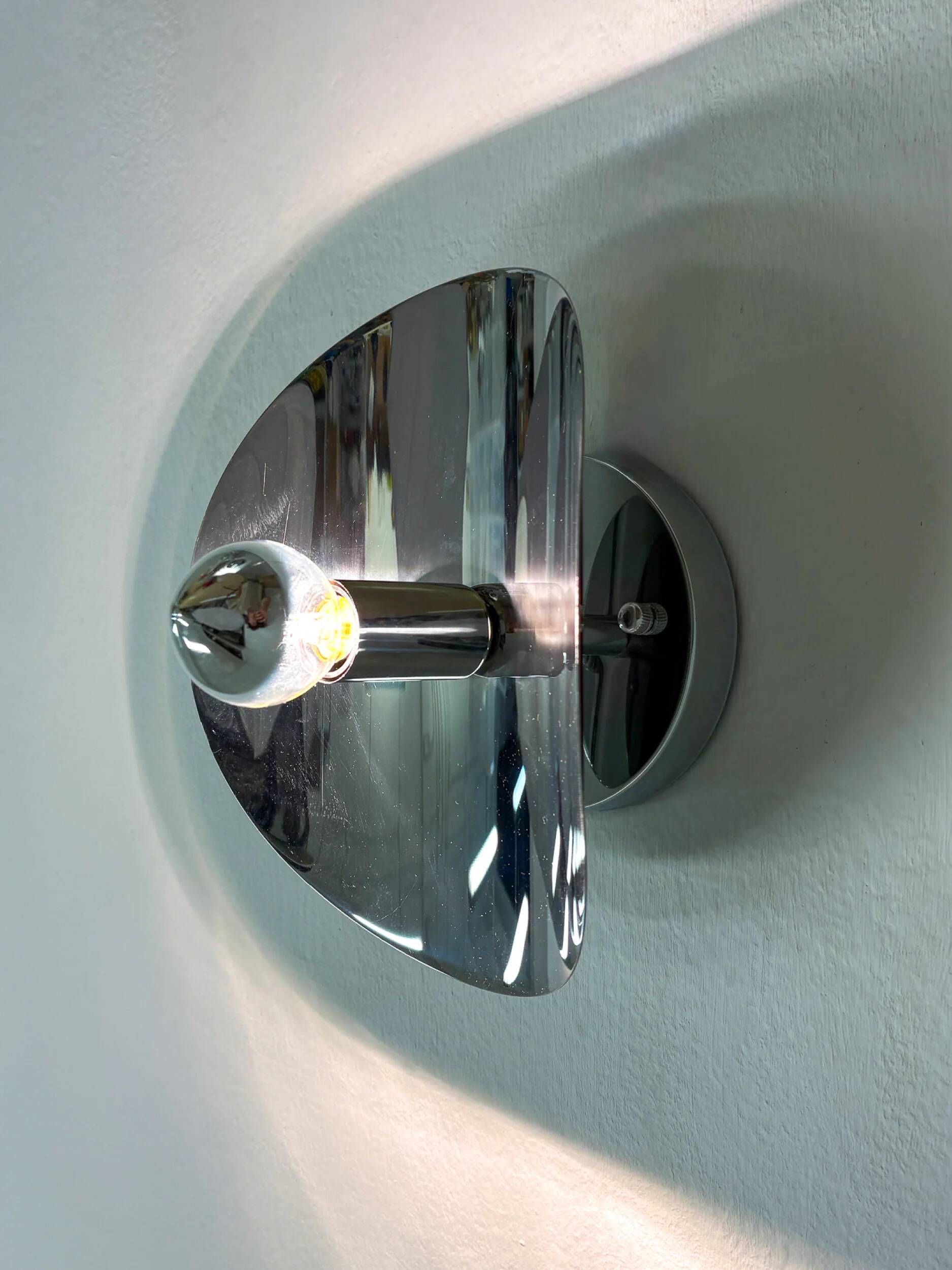 Paire de lampes murales "Folio", style spatial, métal chromé, Italie, 1970