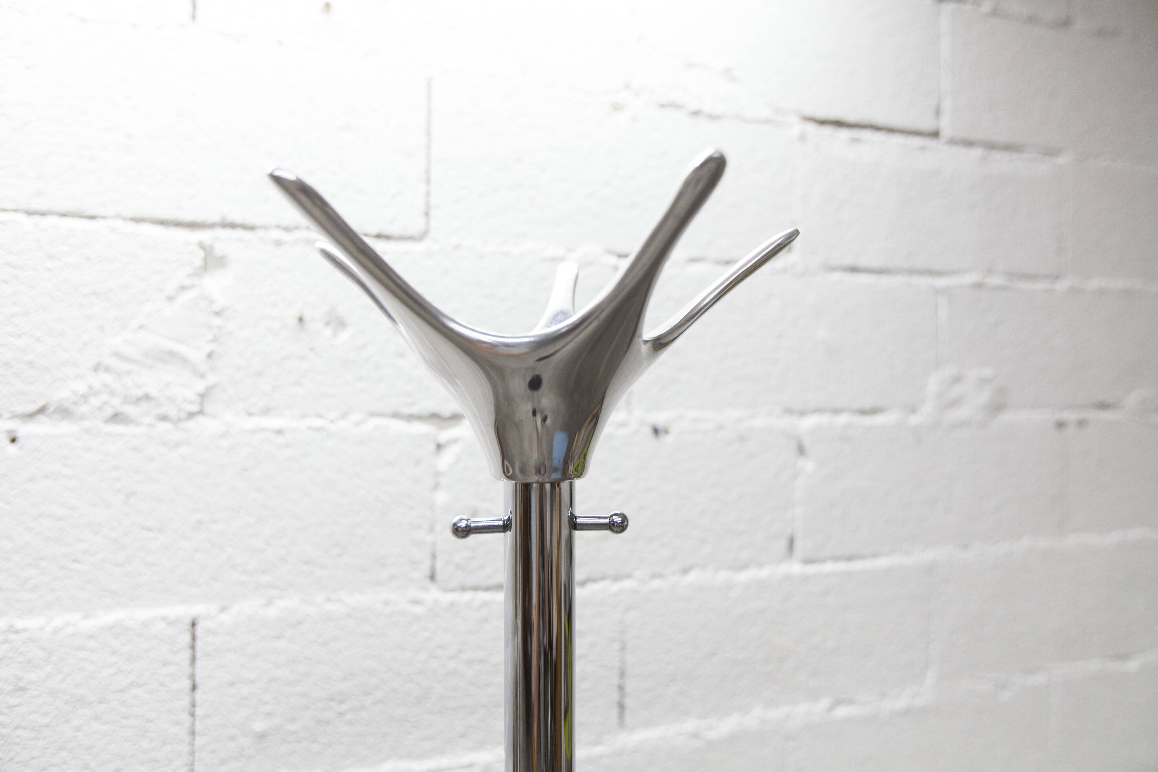 Cascando Tango coat rack designed by Minke Van Voorthuizen