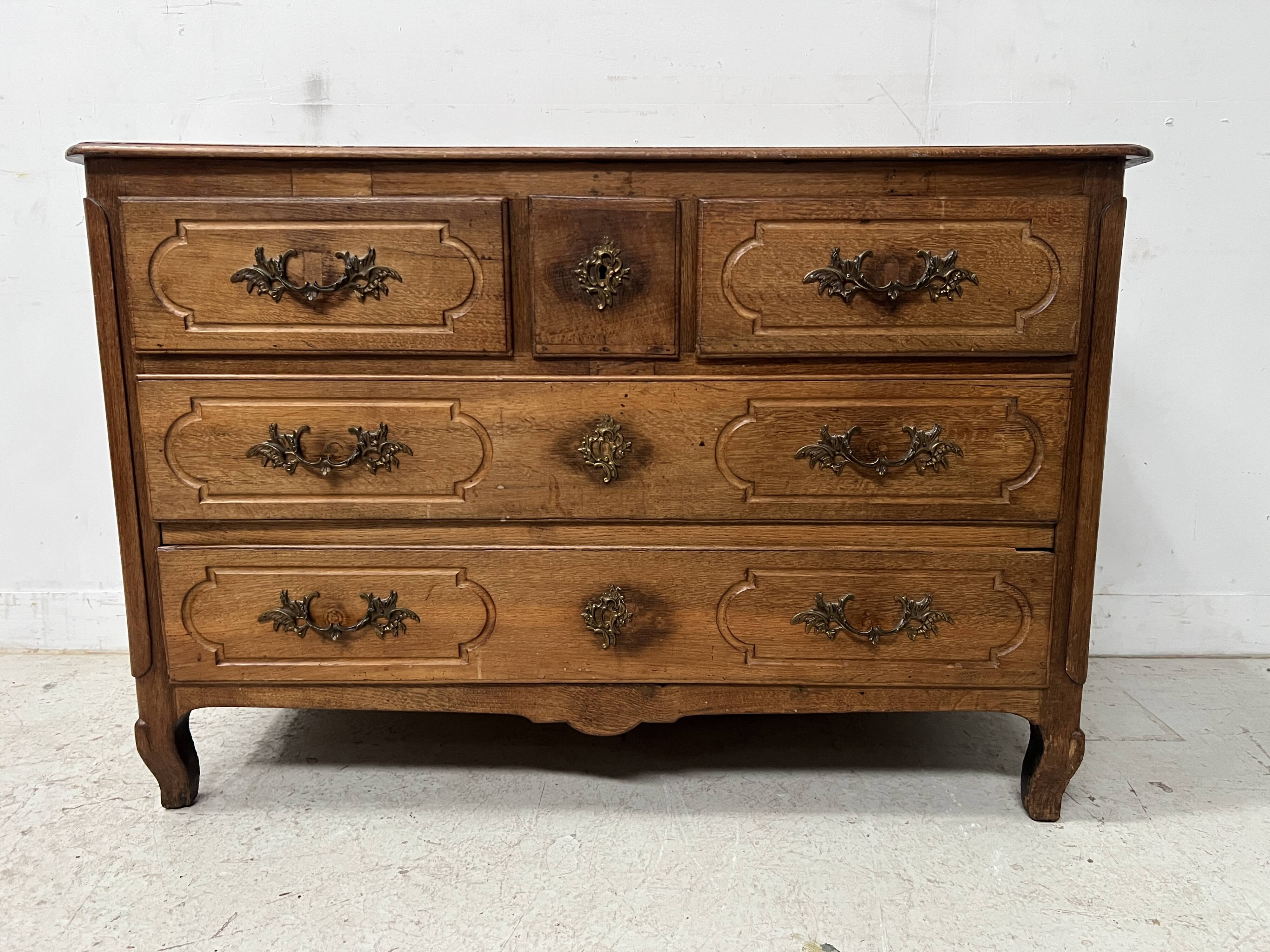 Commode Louis XV en chêne massif du XVIII siècle