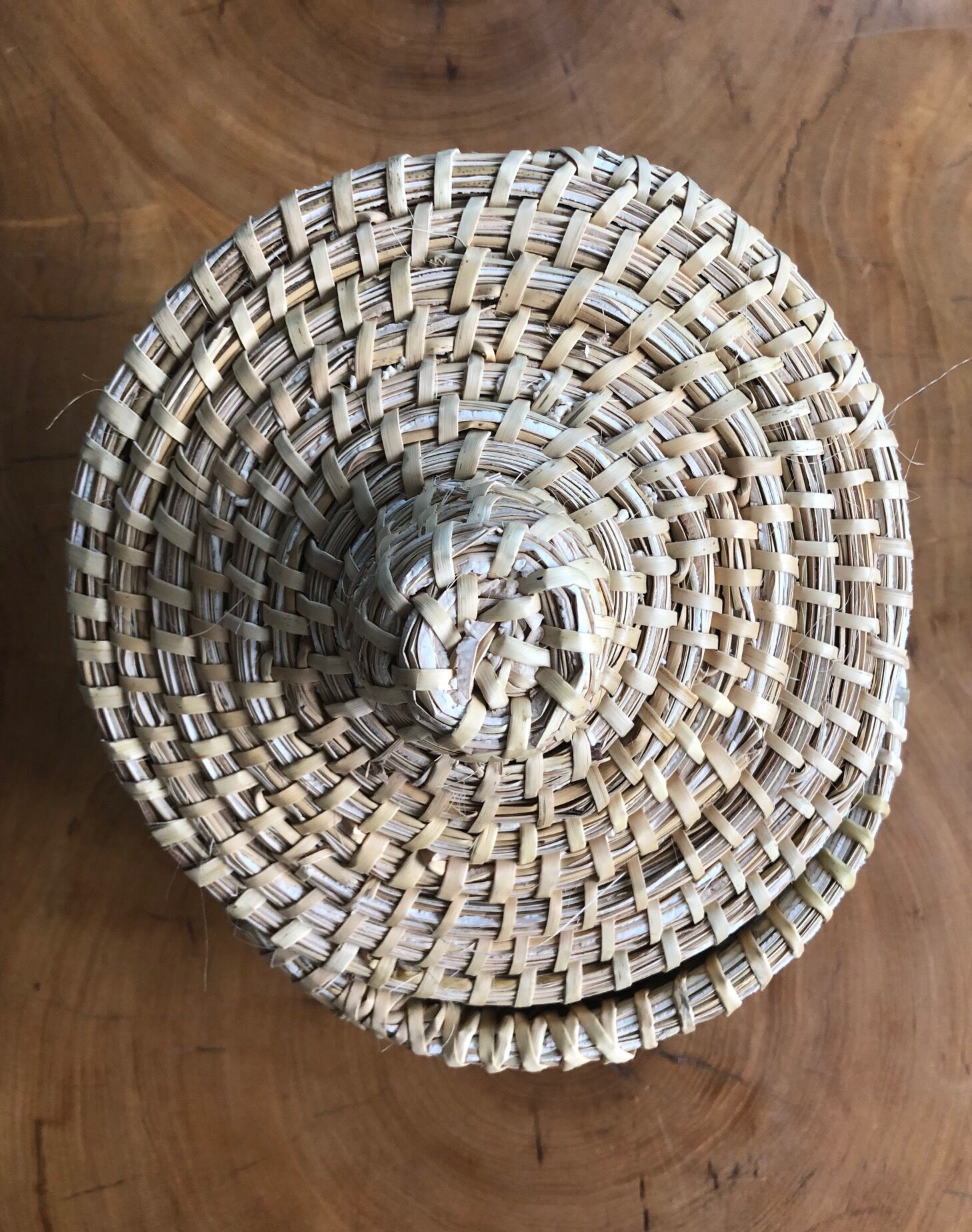 Round wicker basket with lid