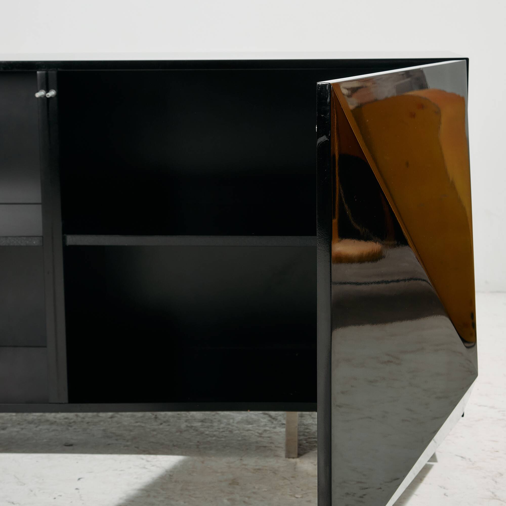MK10909 High-gloss sideboard