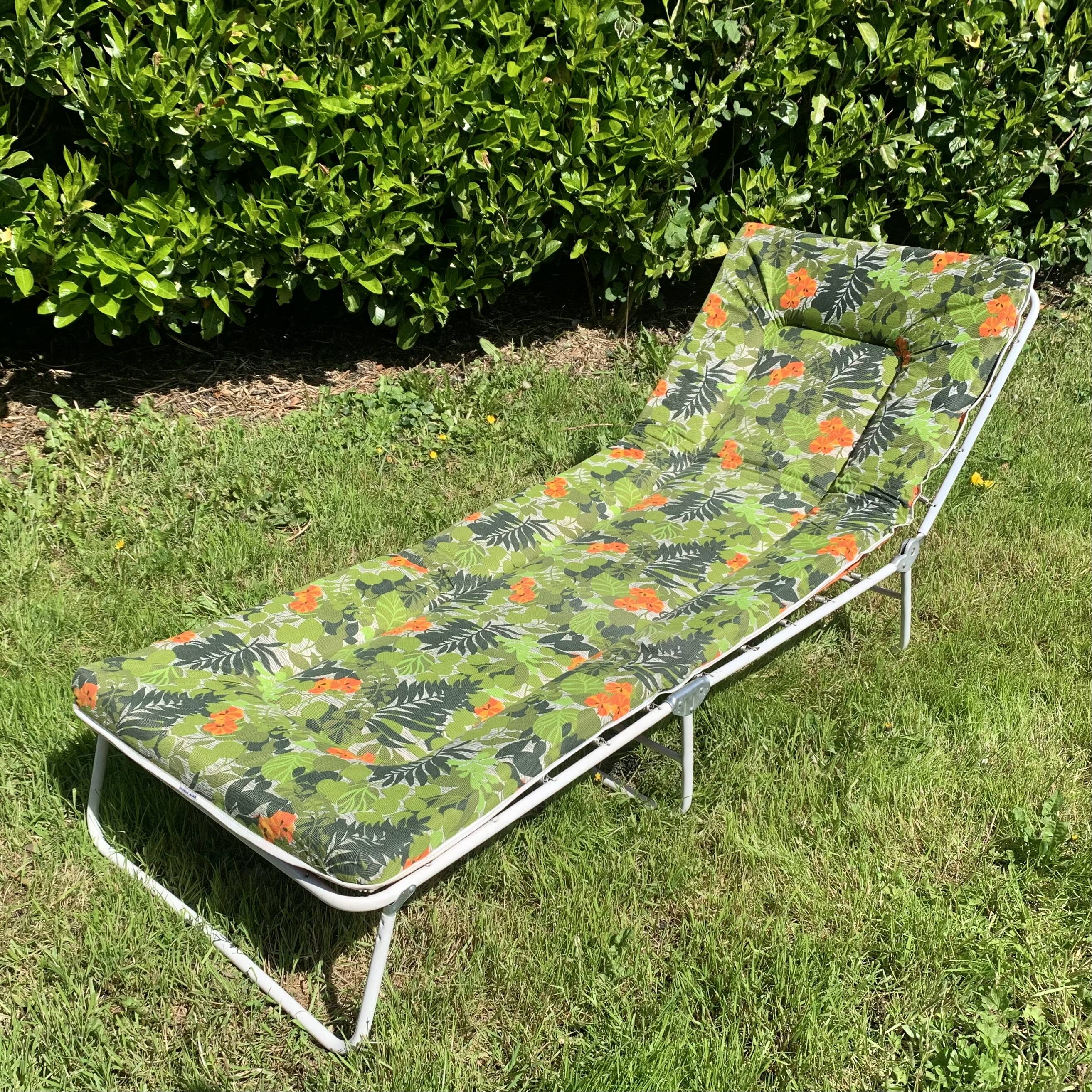 Bain de soleil vintage - transat au décor floral