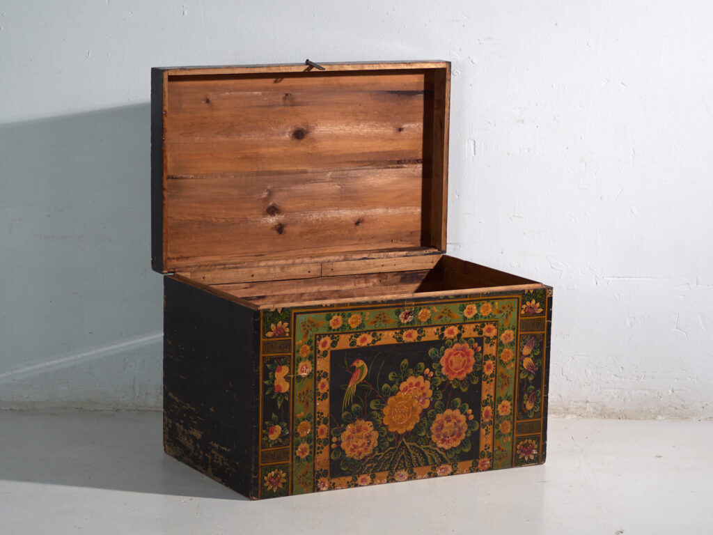 Antique chest painted in pine wood – China, around 1900