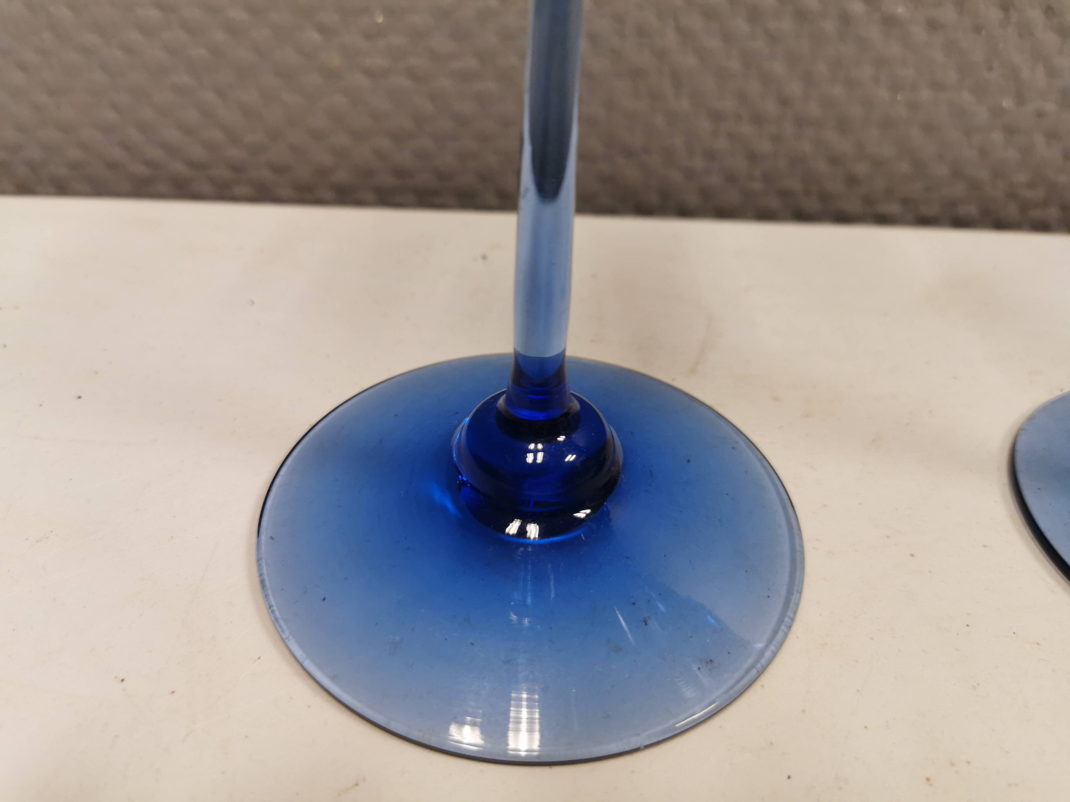 Holmegaard, suite de deux bougeoirs, modèle Cassiopeia en verre bleu saphir.