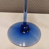 Holmegaard, suite de deux bougeoirs, modèle Cassiopeia en verre bleu saphir.
