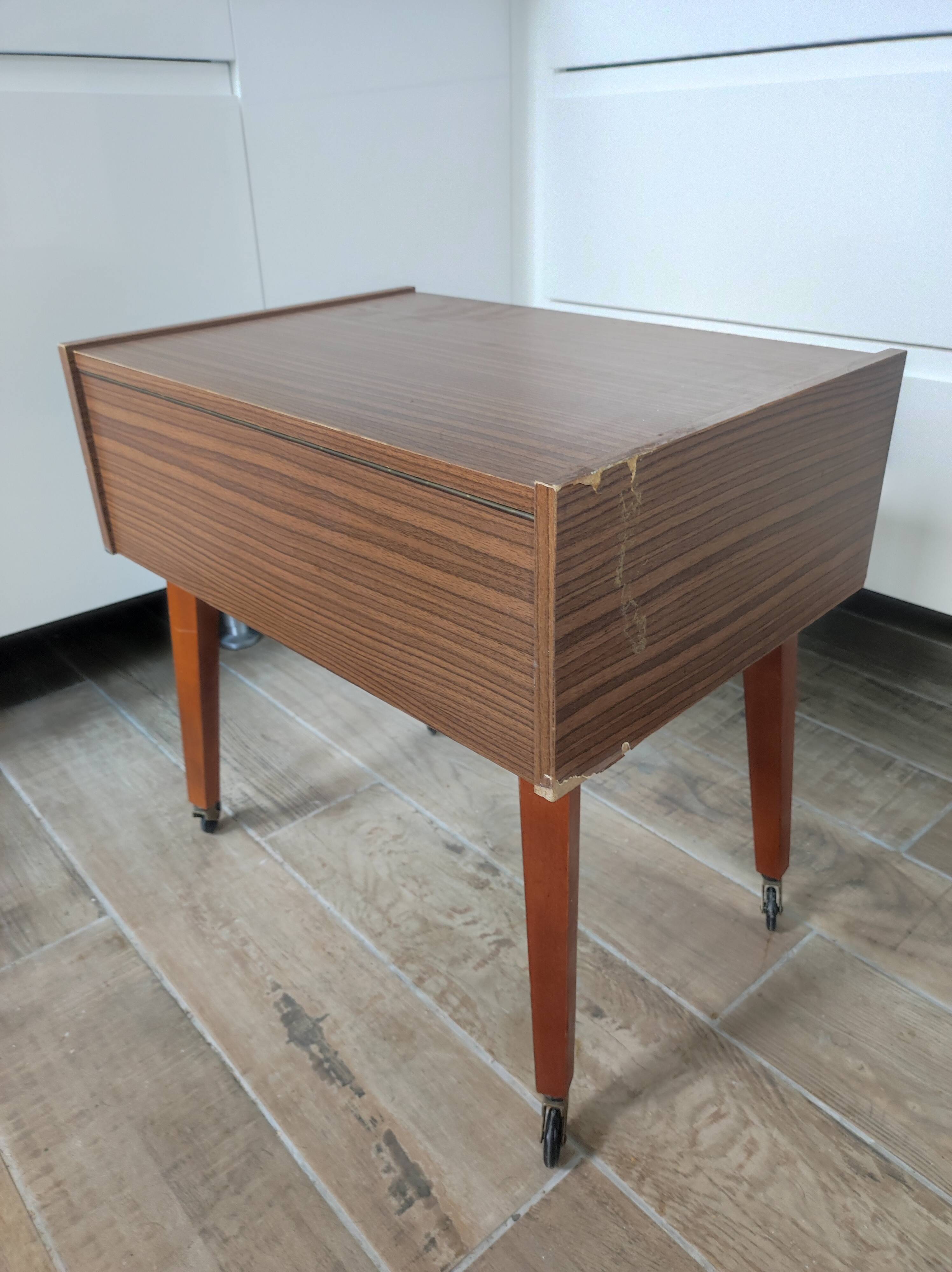 Travailleuse à roulettes table d'appoint pieds compas vintage made in Germany
