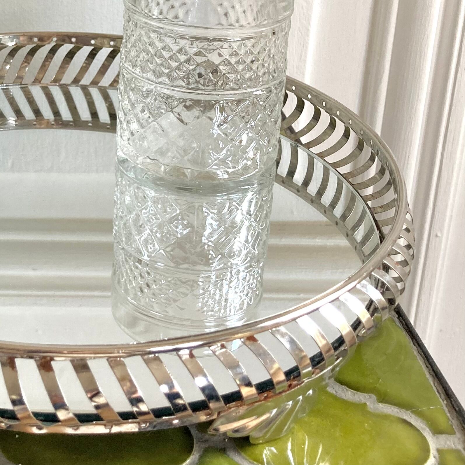 Openwork metal round mirror top