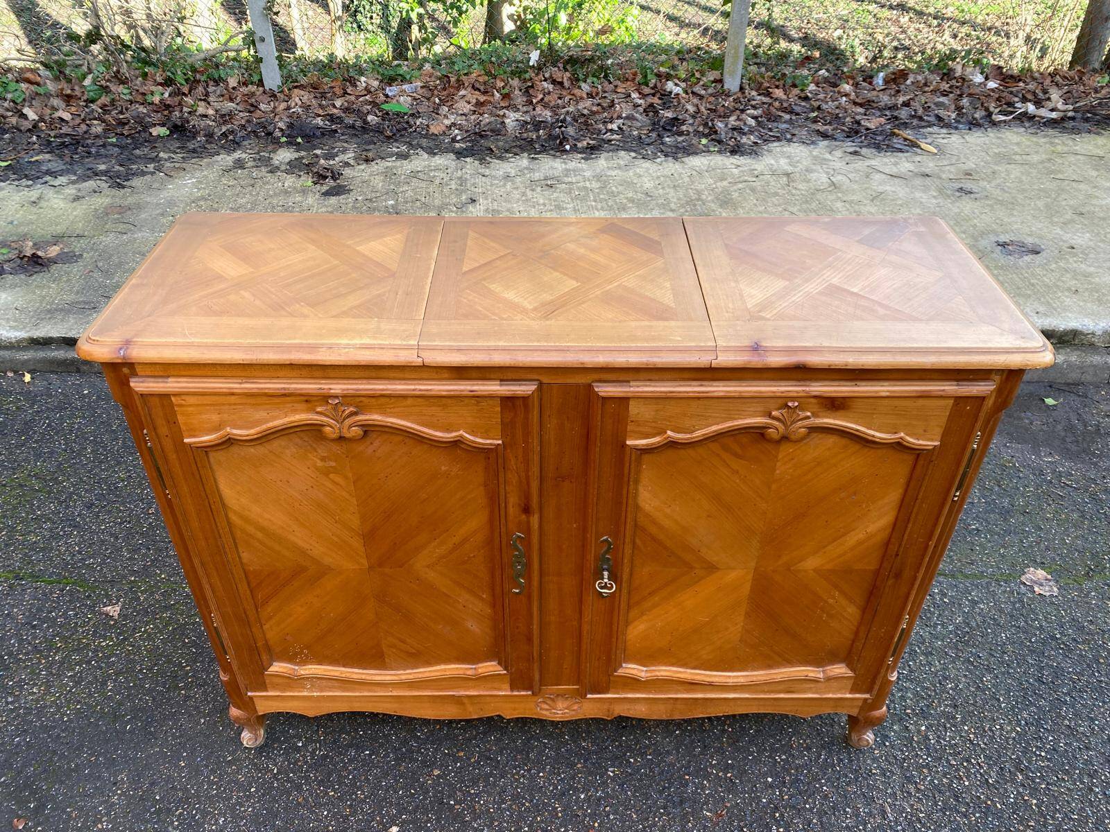 Louis XV buffet in solid wood from the 20th century with a turntable.
